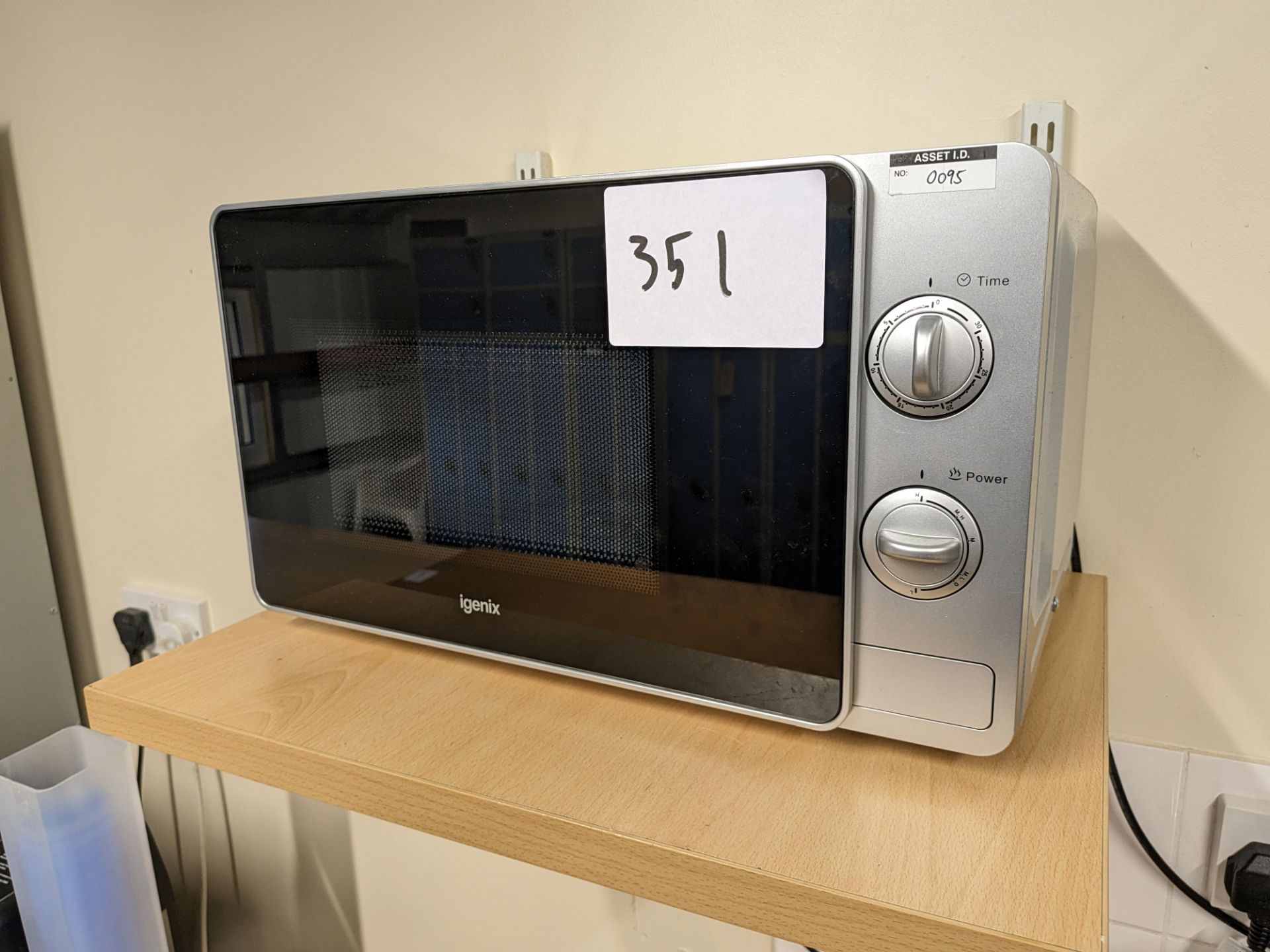 1: Igenix Microwave oven