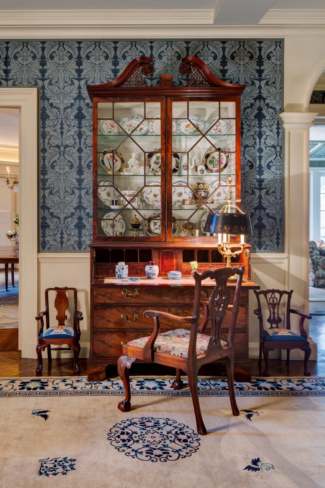 A George III Mahogany and Ebony-Inlaid Serving Table in the Manner of Thomas Chippendale - Image 8 of 8