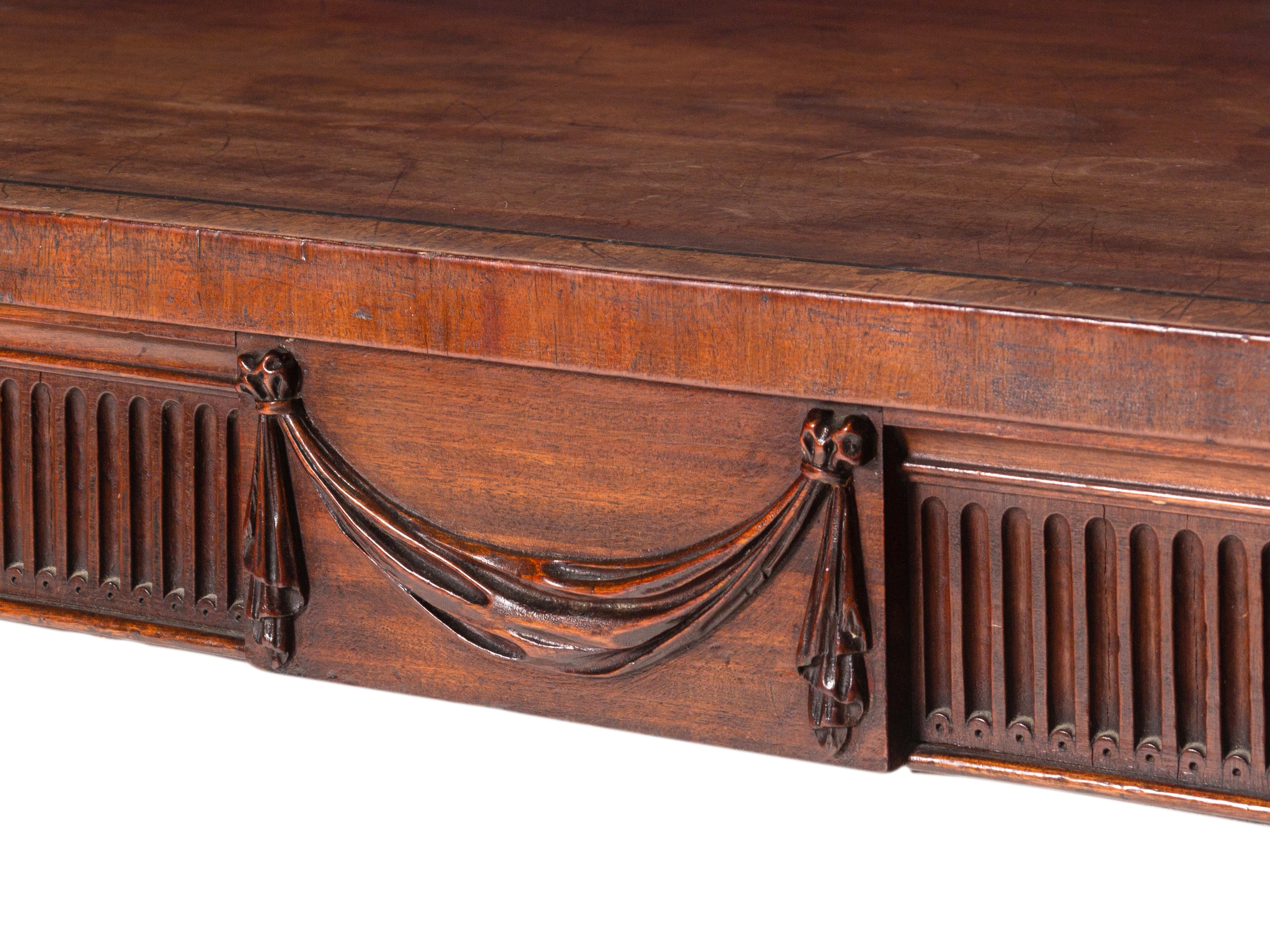 A George III Mahogany and Ebony-Inlaid Serving Table in the Manner of Thomas Chippendale - Image 4 of 8