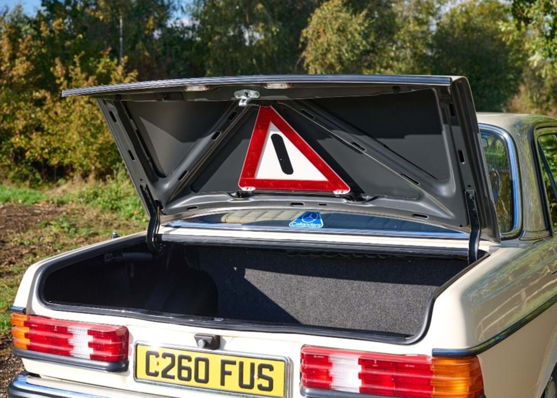 1985 Mercedes-Benz 230E - Image 7 of 10