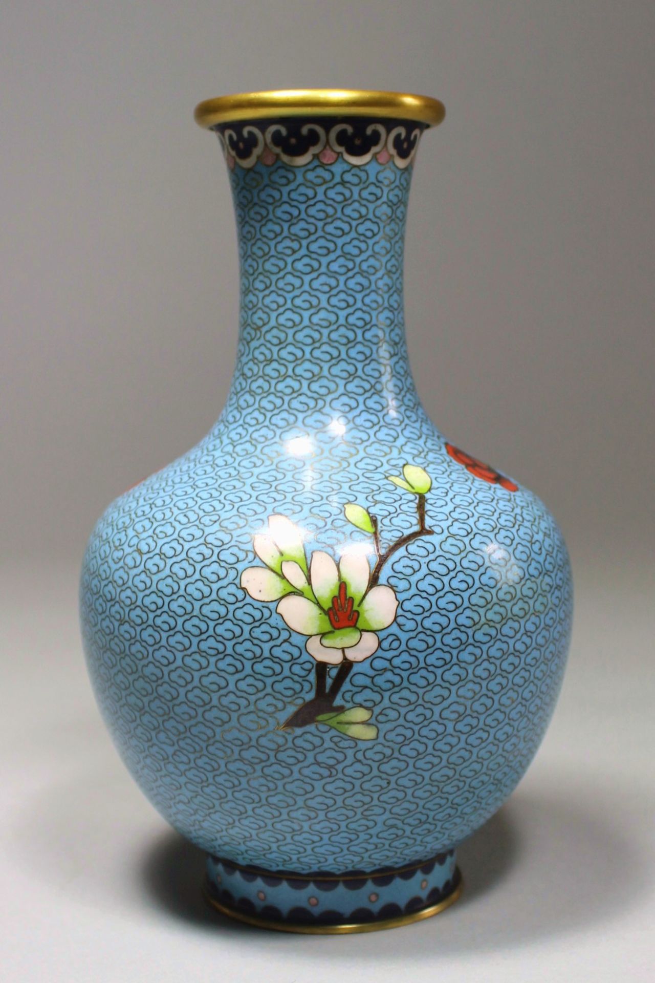 1 Cloisonné-Vase Messing/Emaille, polychromer floraler Dekor auf hellblauem Untergrund, eingezogener - Bild 4 aus 4