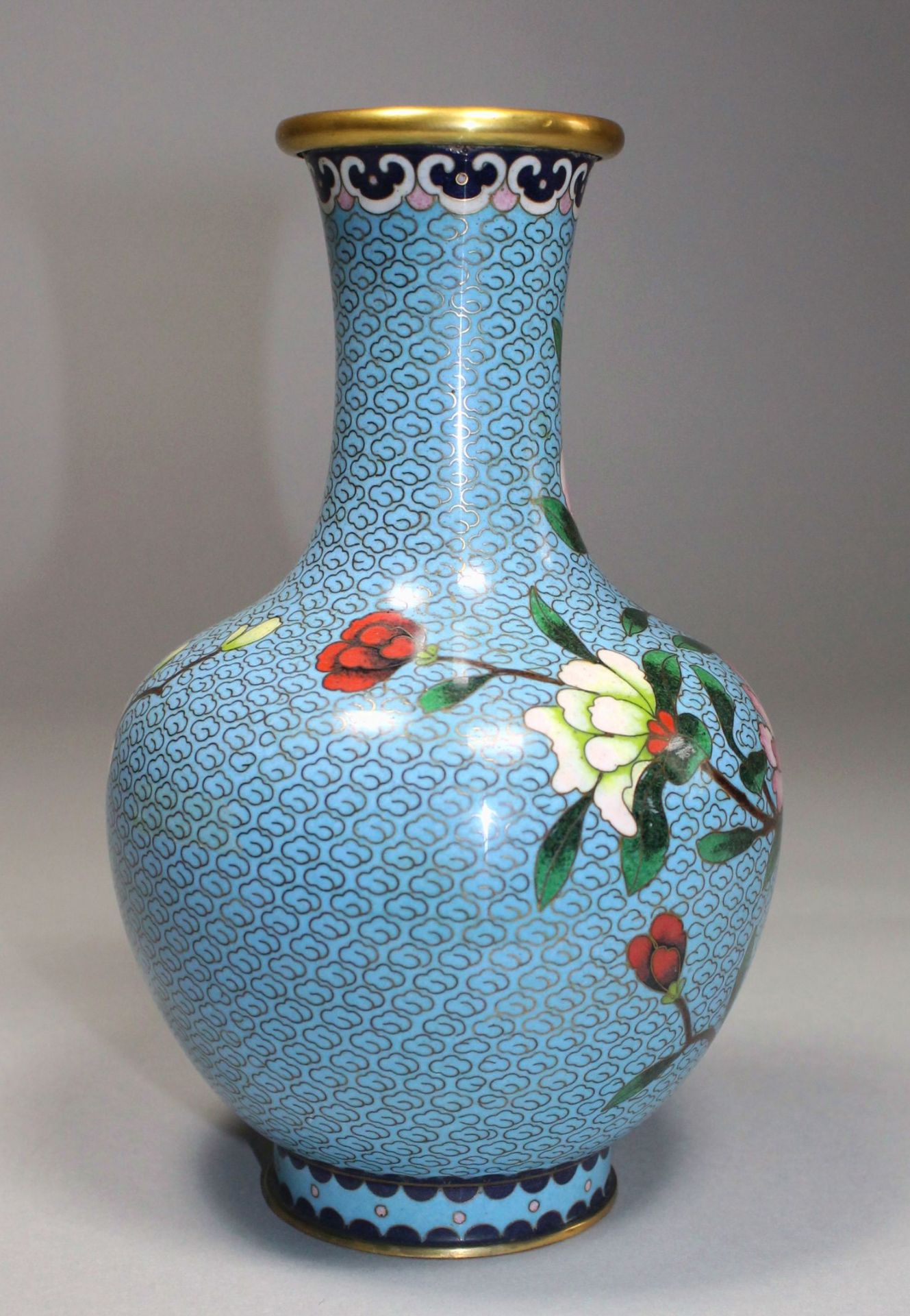 1 Cloisonné-Vase Messing/Emaille, polychromer floraler Dekor auf hellblauem Untergrund, eingezogener - Bild 3 aus 4