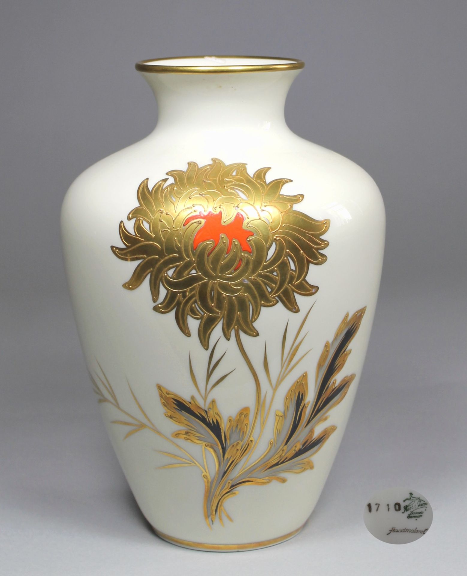 1 Vase Porzellan "Hertel Jacob Bavaria", weißer Scherben mit aufgelegtem Blumendekor in Gold, Rot,