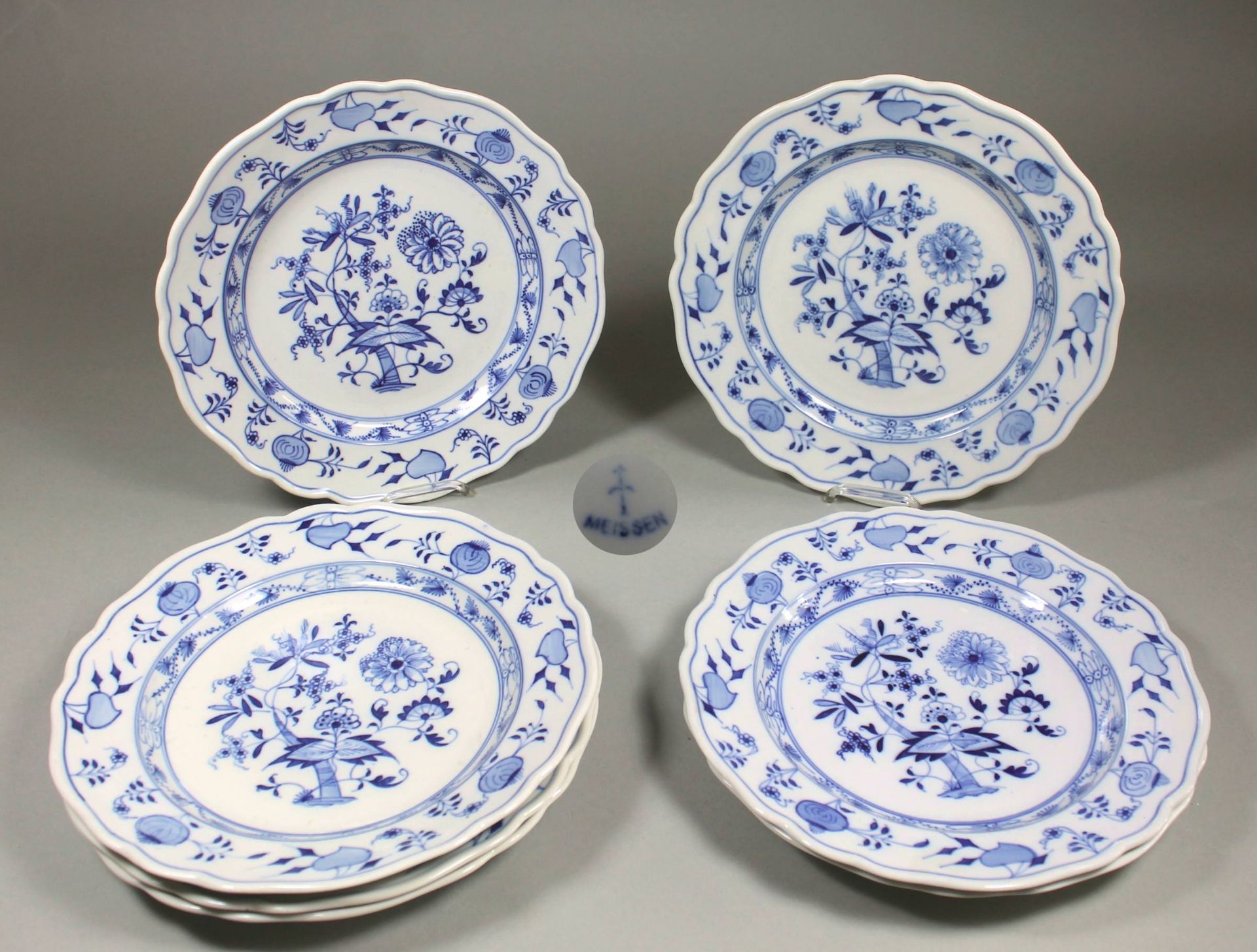 7 Speiseteller Porzellan, weiß glasiert, blaues unterglasur gemaltes Zwiebelmuster "Stadtmeißen,
