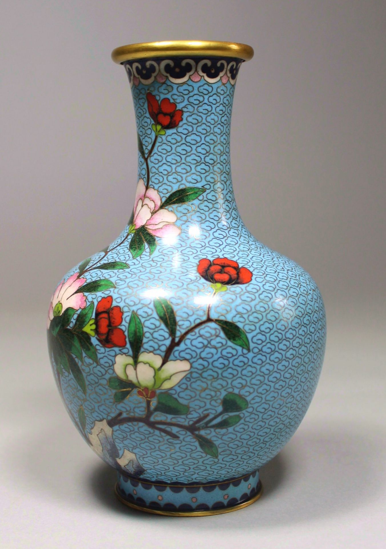1 Cloisonné-Vase Messing/Emaille, polychromer floraler Dekor auf hellblauem Untergrund, eingezogener - Bild 2 aus 4