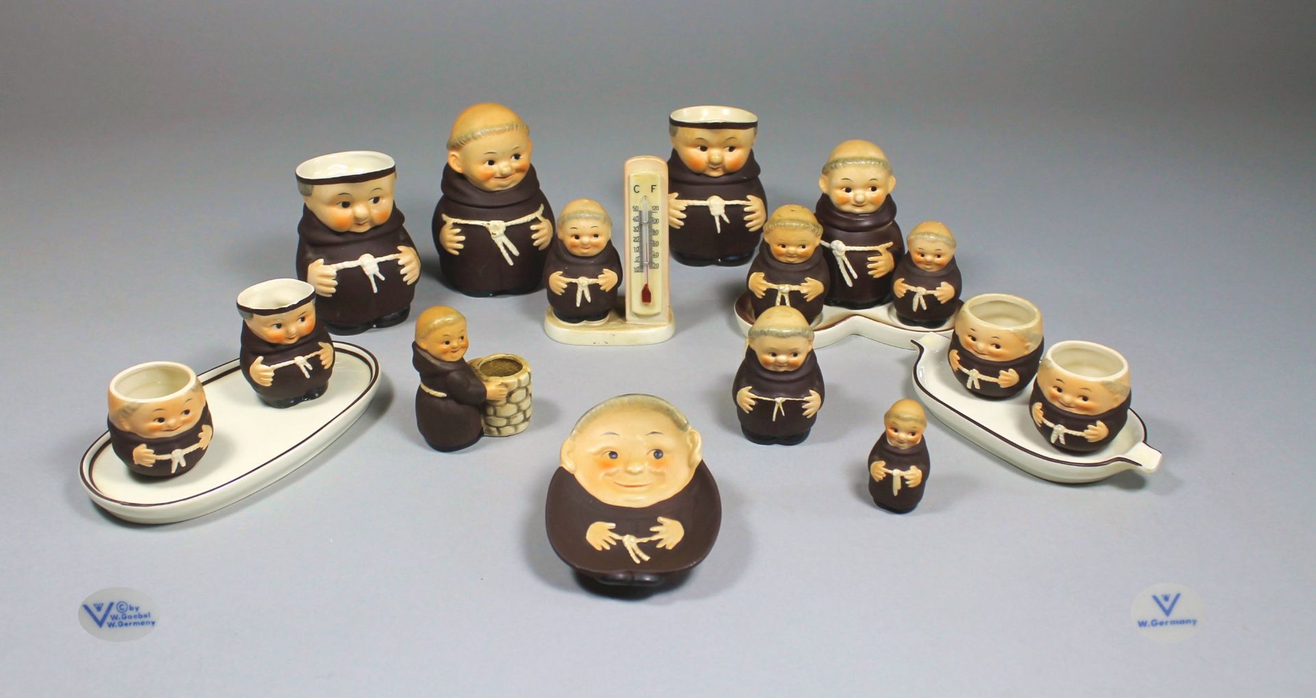 1 kleine Sammlung von Mönchsfiguren "Goebel", Salz-und Pefferstreuer, kleine Krüge, Aschenbecher,
