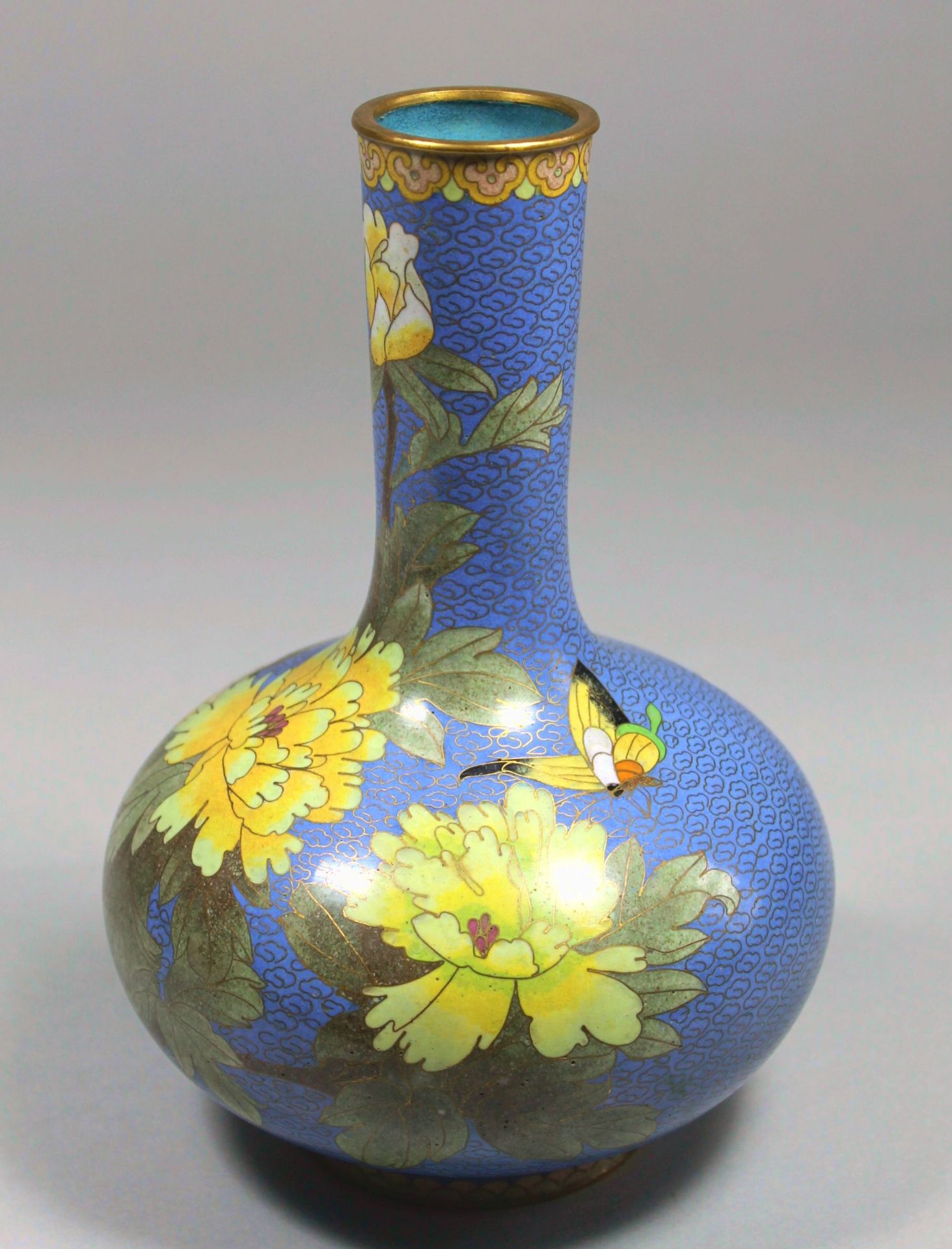 1 Cloisonné-Vase Messing/Emaille, polychromer floraler Dekor mit Schmetterling auf hellblauem - Bild 2 aus 3
