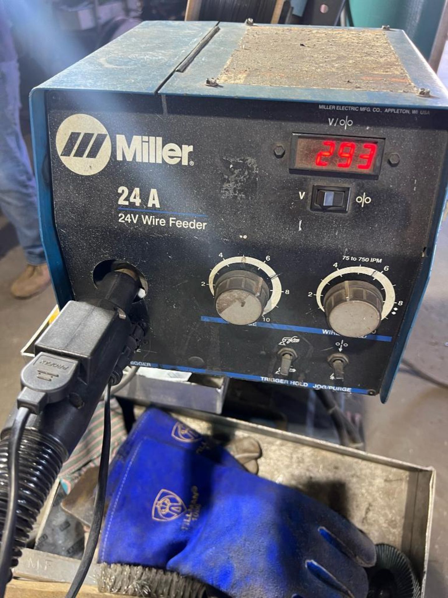 Miller XMT50 Wire Feed Welder, Sold with Cart & Miller 24A 24V Wire Feeder, Single Phase, Bottles No - Image 3 of 4