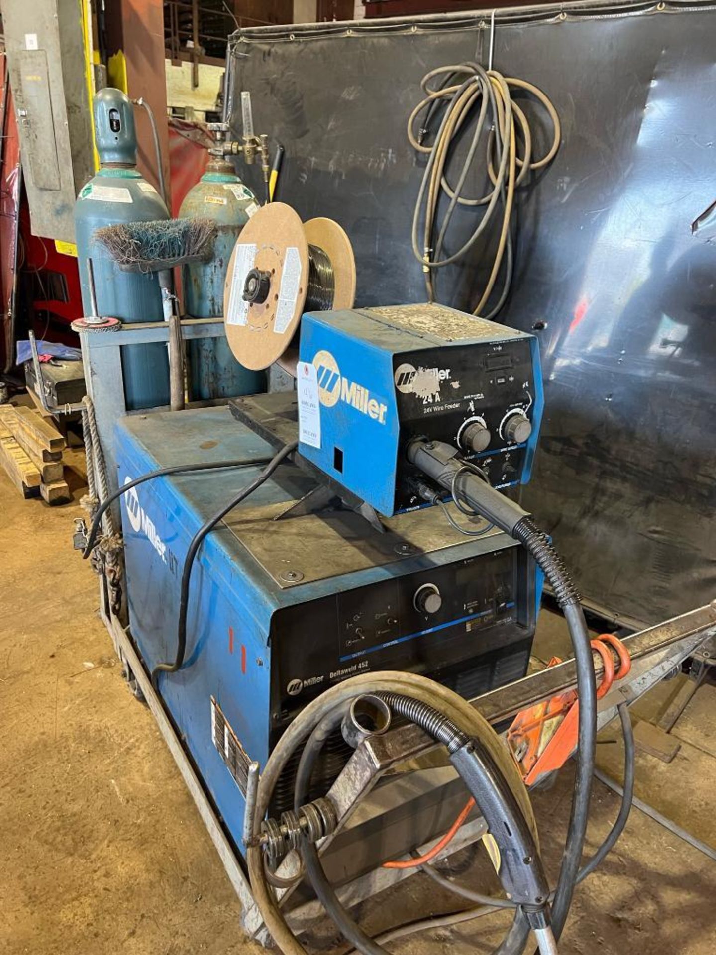 Miller Delta Weld 452 Wire Feed Welder, Sold with a Miller 24A 24V Wire Feeder, Single Phase, Bottle