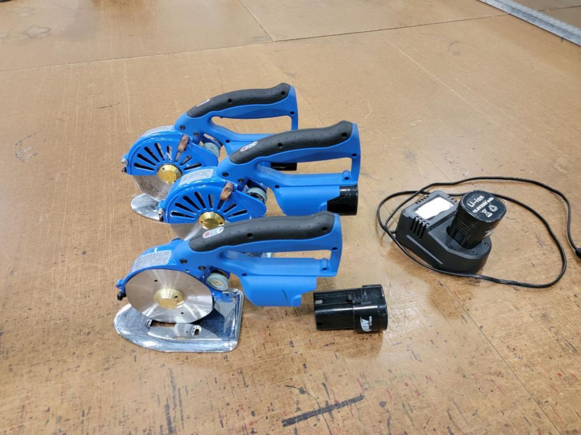 Lot of (4) DDR RCS Electric Circular Cutting Knives, Li-Ion Battery