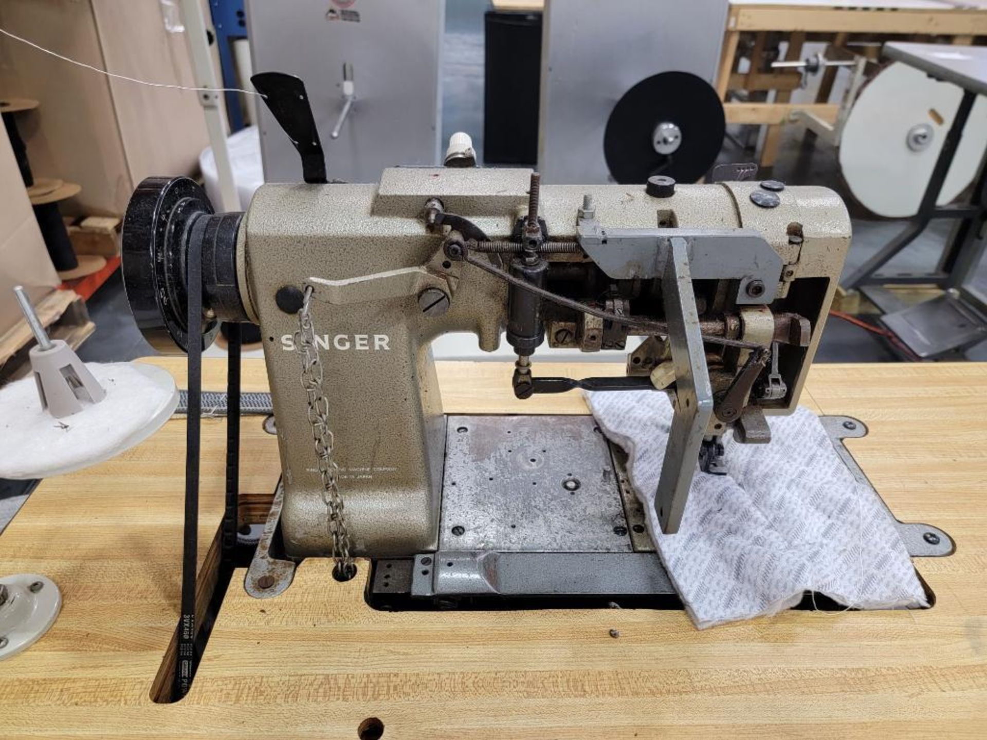 Singer Single Needle Sewing Machine Model 300U103 [25007] complete with Table, Foot Petal, and 110 V - Image 4 of 7