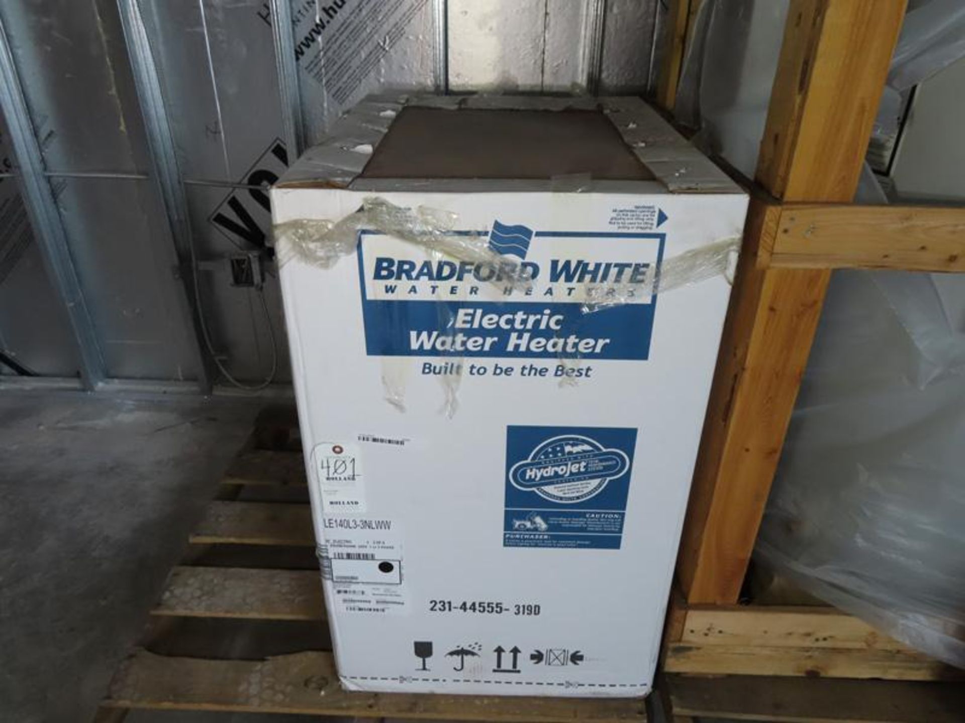 2021 BRADFORD WHITE ELECTRIC WATER HEATER - 4500W/208V 1 OR 3 PHASE ELECTRIC WATER HEATER (NEW IN BO