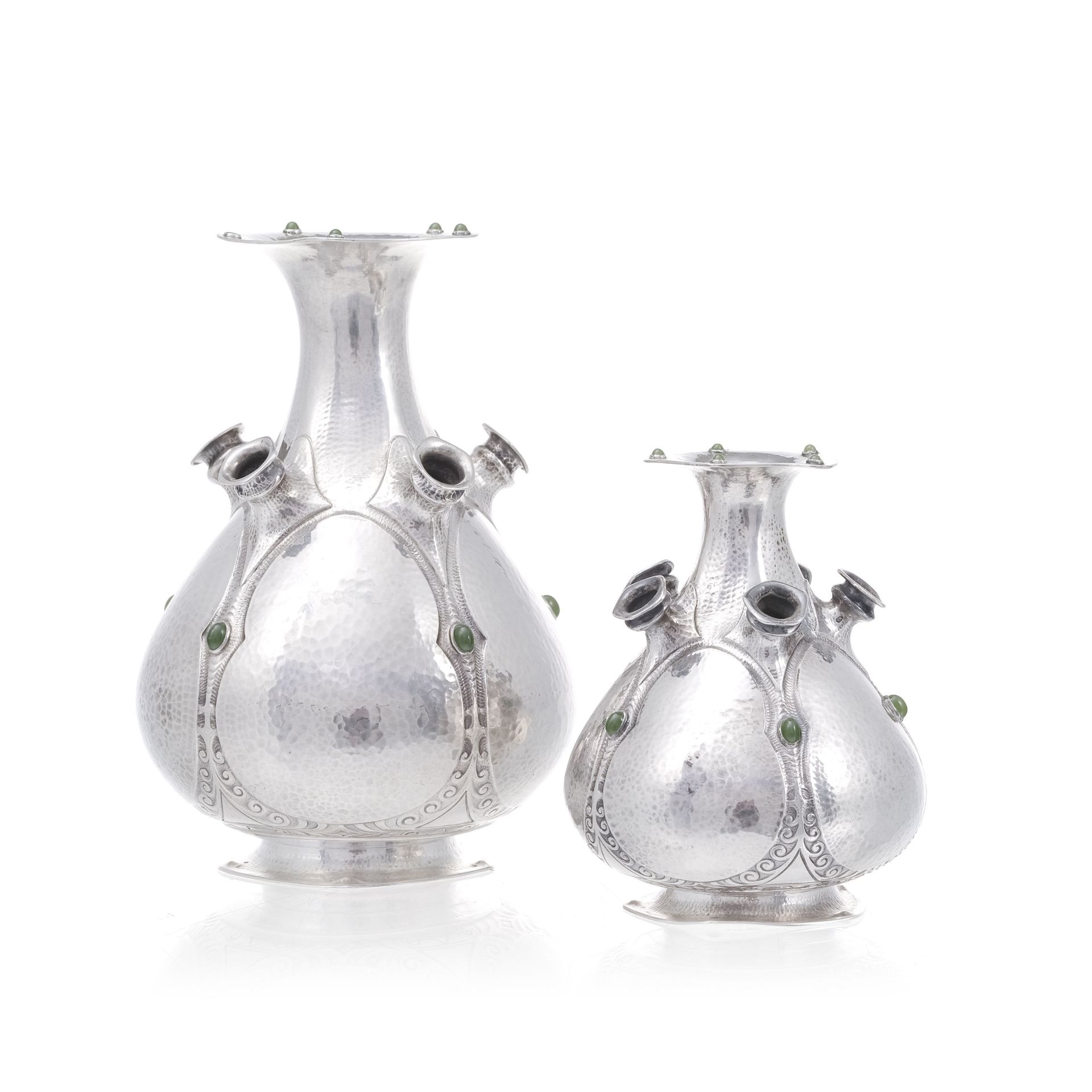 2 vases tulipes en argent martelé sertis de cabochons, par Frans Zwollo senior (1872-1945), Pays-Bas