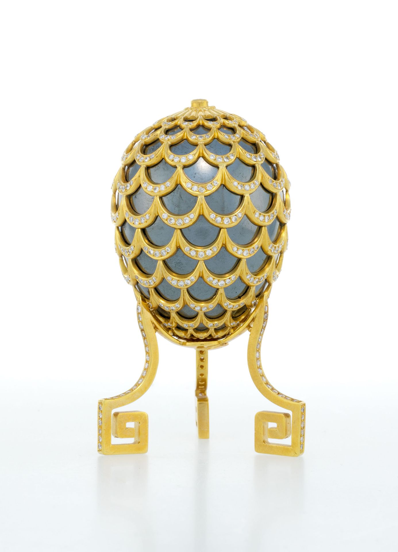 Adler, ornamental egg hematite covered by a pine cone pattern in 18K gold, on its base, set with rou - Image 2 of 2