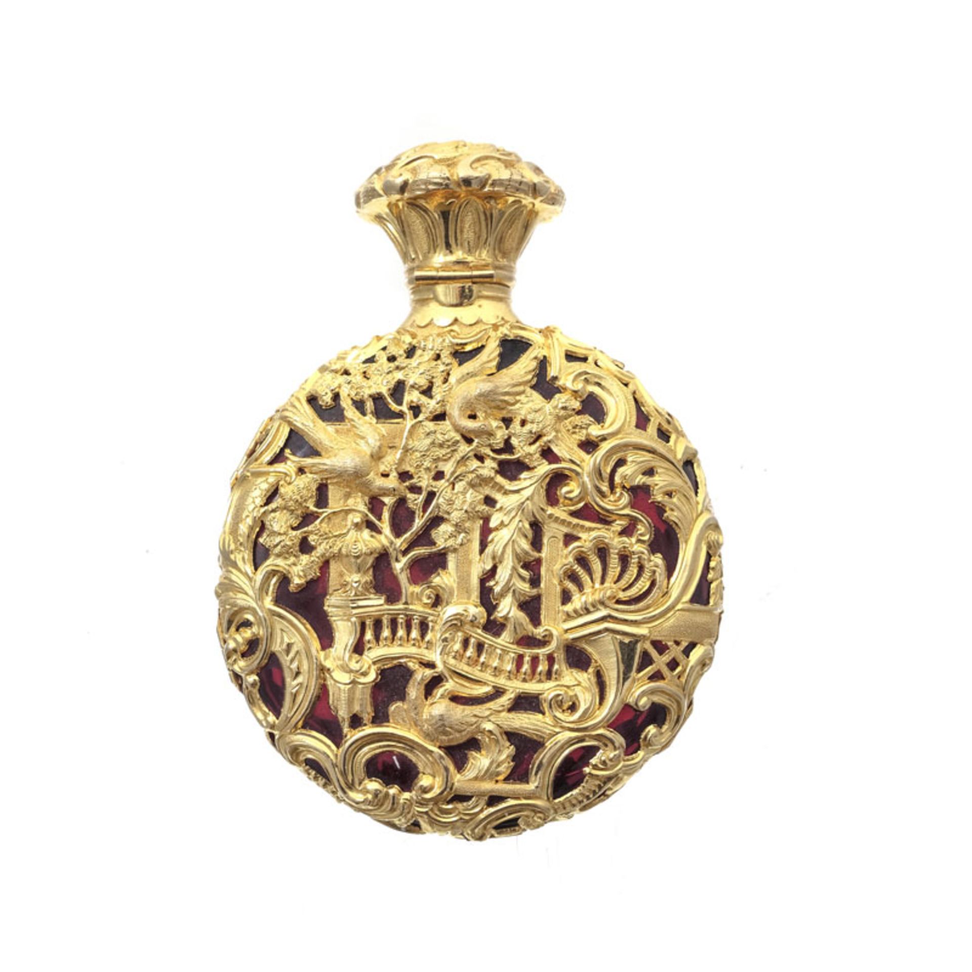 Flacon à parfum en or ajouré au décor rocaille, récipient en verre rouge, h. 7,8 cm - Image 2 of 4