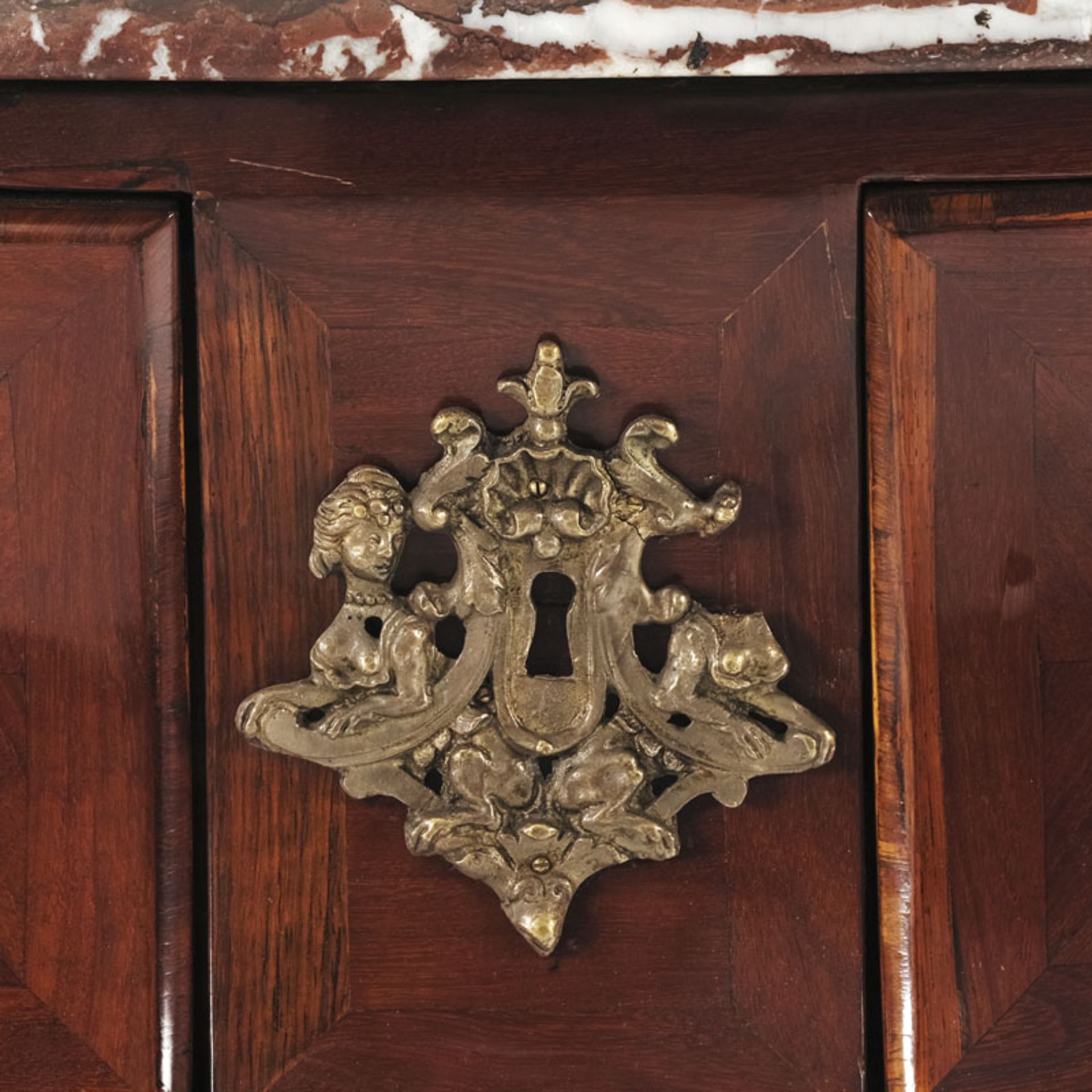 Commode tombeau d'époque Régence, en placage de bois de violette, façade galbée ouvrant par quatre t - Image 3 of 5