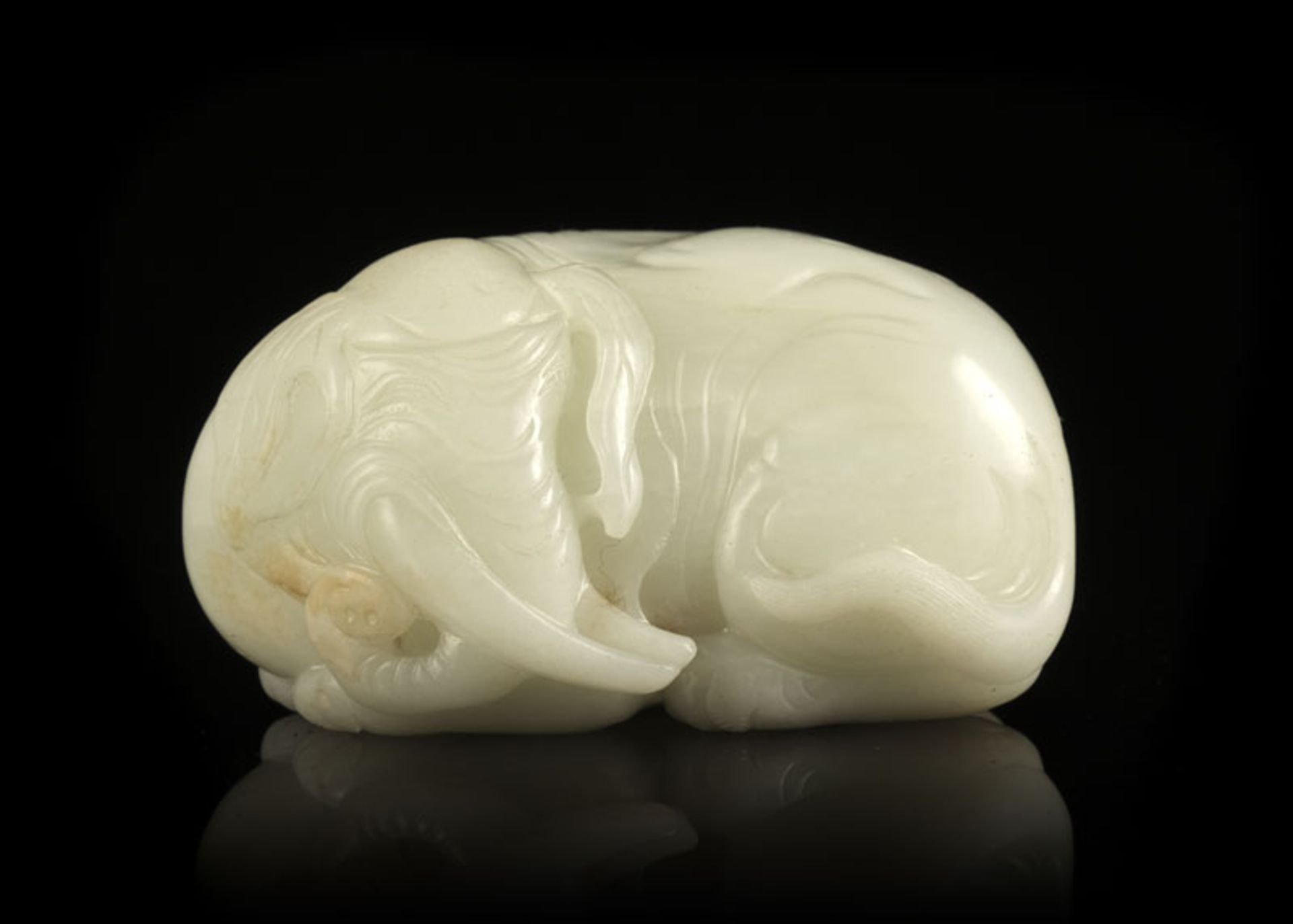 Eléphant couché, sculpture en jade néphrite pâle, Chine, l. 11 cm, h. 5,5 cm Recumbent eleph - Image 2 of 4