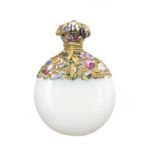 Flacon à parfum en verre opaline avec monture en or ajouré au décor de fleurs et de feuillage émaill