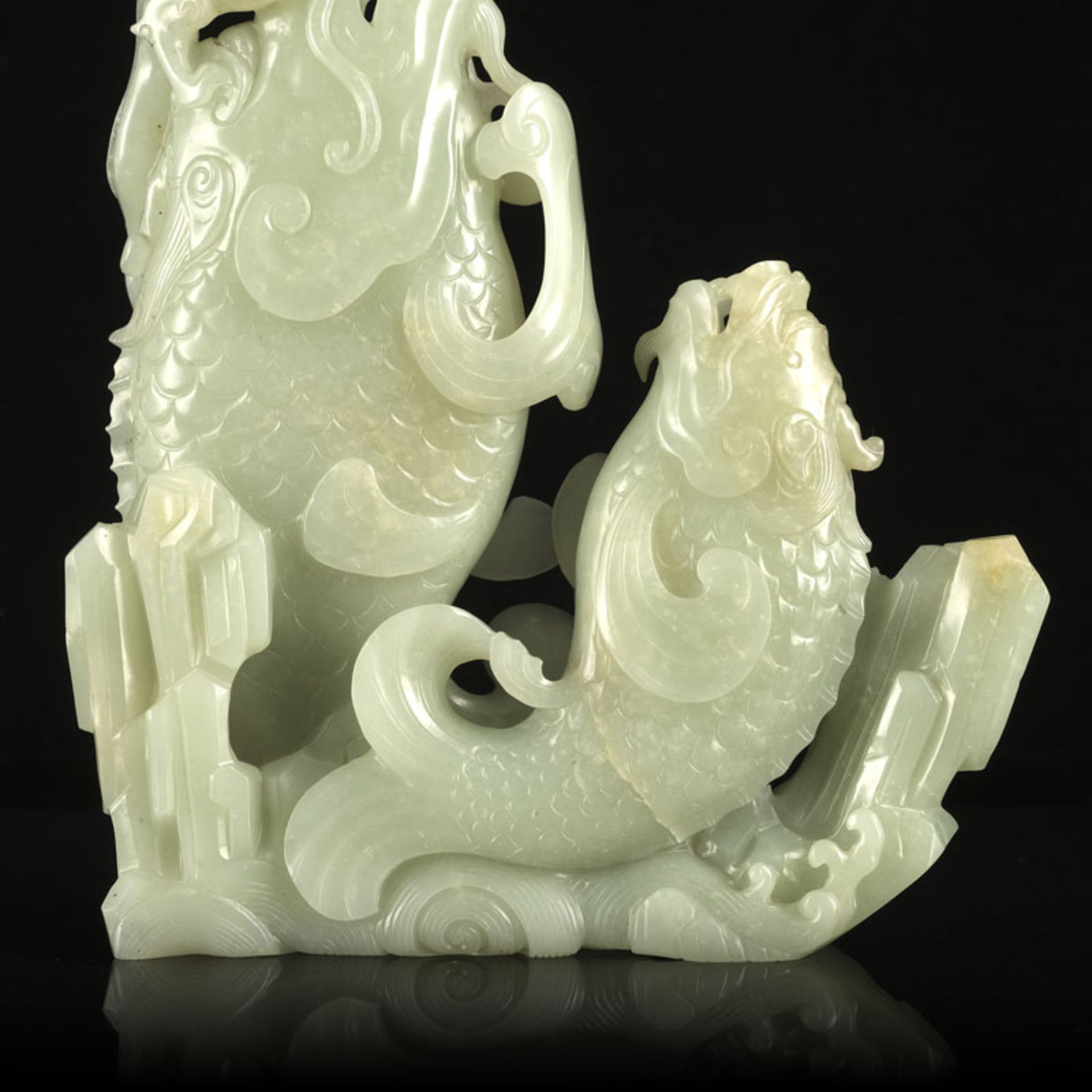 Double vase en jade néphrite pâle, chacun en forme de carpe-dragon émergeant des flots, Chine, h. 20 - Image 5 of 6