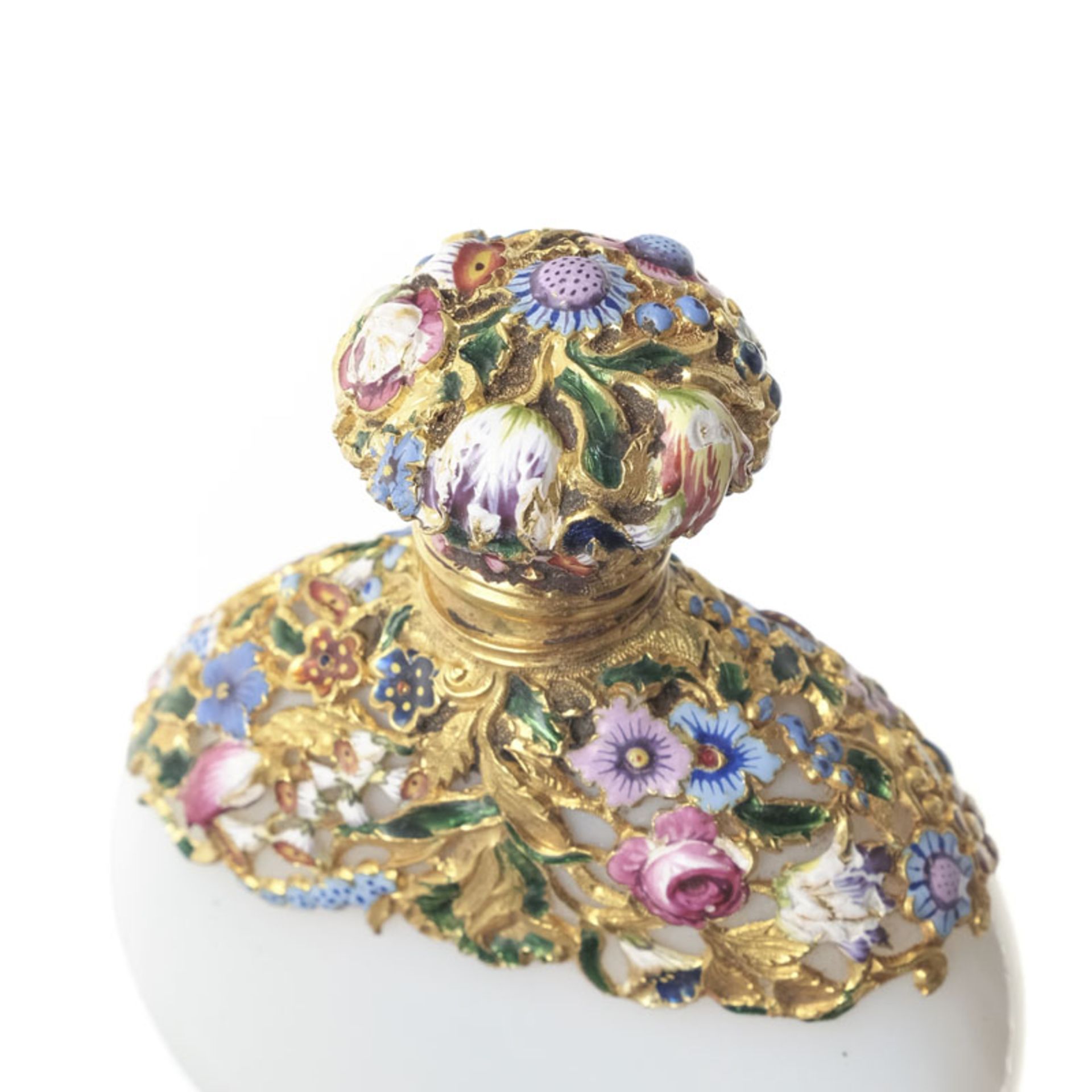 Flacon à parfum en verre opaline avec monture en or ajouré au décor de fleurs et de feuillage émaill - Image 4 of 4