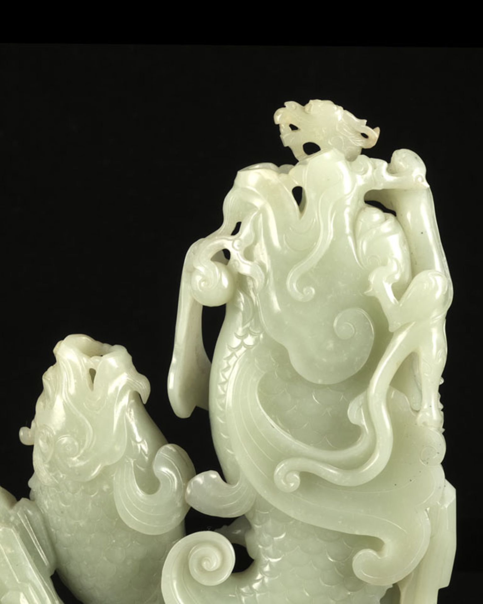 Double vase en jade néphrite pâle, chacun en forme de carpe-dragon émergeant des flots, Chine, h. 20 - Image 3 of 6