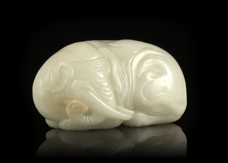 Eléphant couché, sculpture en jade néphrite pâle, Chine, l. 11 cm, h. 5,5 cm Recumbent eleph