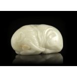 Eléphant couché, sculpture en jade néphrite pâle, Chine, l. 11 cm, h. 5,5 cm Recumbent eleph