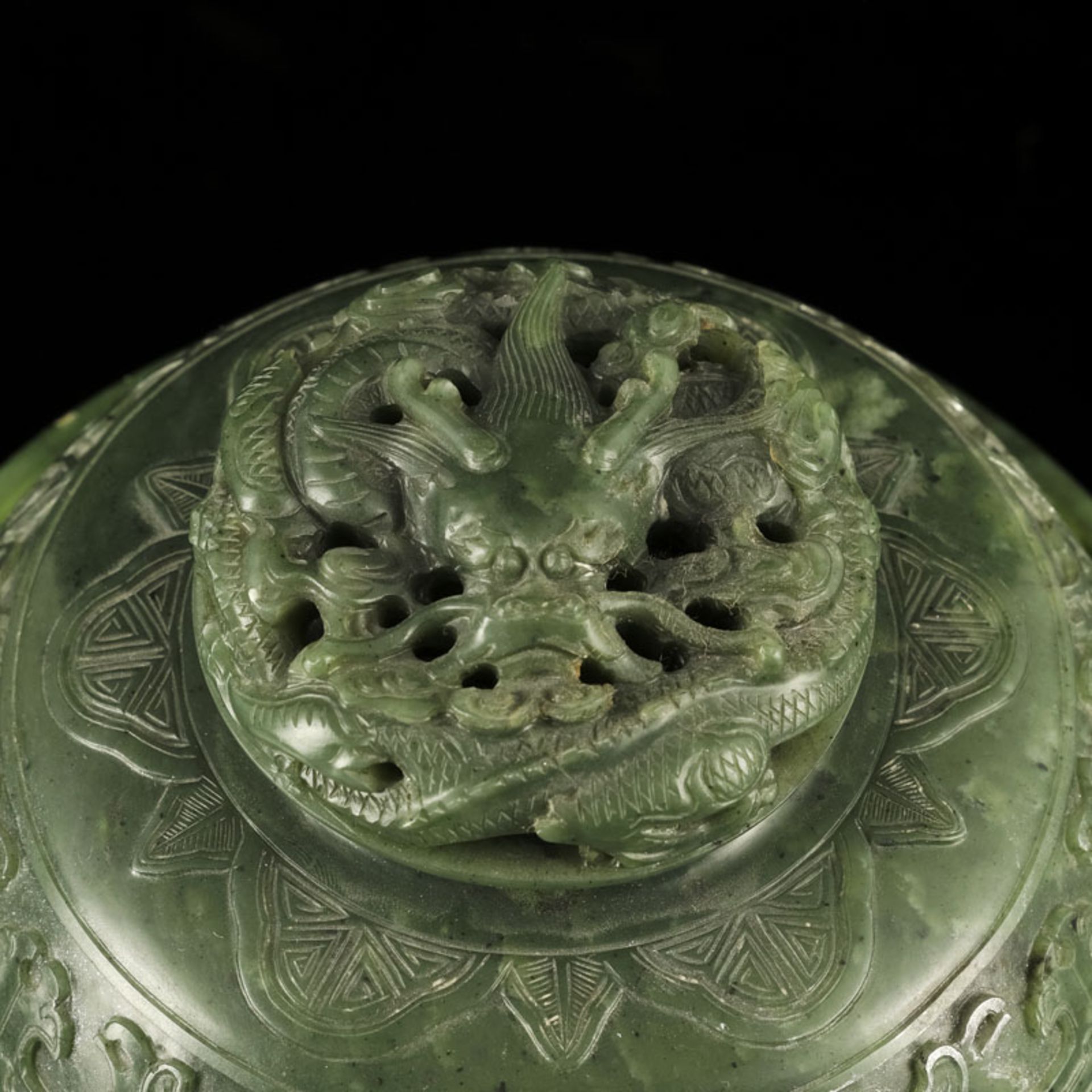 Brûle-parfum en jade épinard, Chine, décor archaïsant, diam. 13 cm (intérieur), l. 22 cm Spi - Image 9 of 11