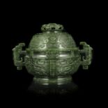 Brûle-parfum en jade épinard, Chine, décor archaïsant, diam. 13 cm (intérieur), l. 22 cm Spi