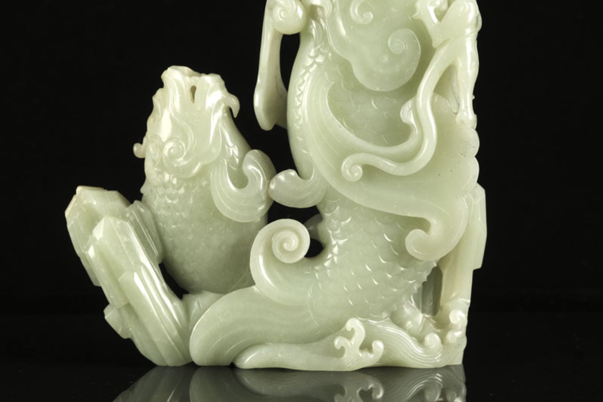 Double vase en jade néphrite pâle, chacun en forme de carpe-dragon émergeant des flots, Chine, h. 20 - Image 6 of 6
