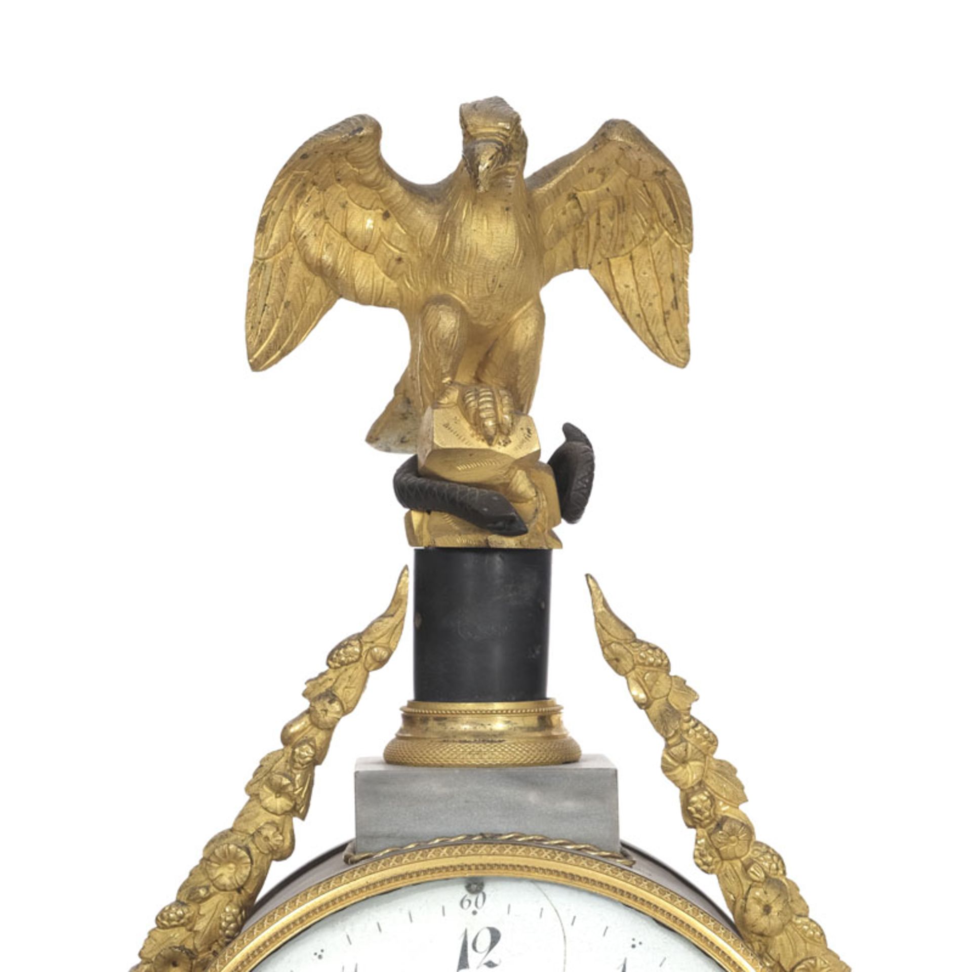 Pendule portique d'époque Directoire, en bronze richement ciselé doré et patiné et marbre blanc, 63x - Bild 4 aus 6