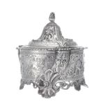 Pot à tabac en argent, prob. par Barend Swiering, Amsterdam, 1766. A riche décor repoussé, h. 14,5 c