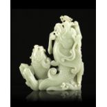 Double vase en jade néphrite pâle, chacun en forme de carpe-dragon émergeant des flots, Chine, h. 20