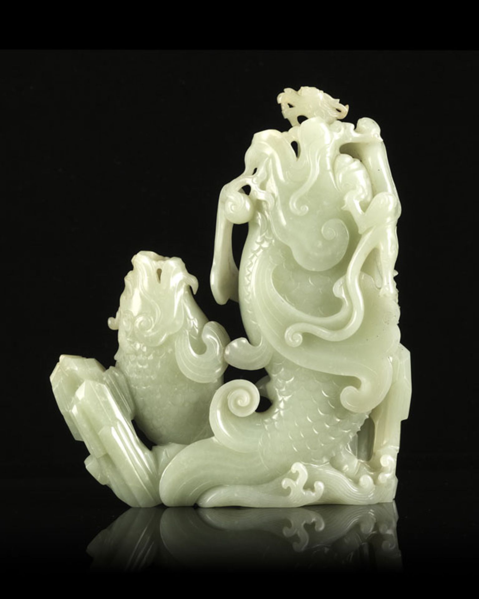 Double vase en jade néphrite pâle, chacun en forme de carpe-dragon émergeant des flots, Chine, h. 20