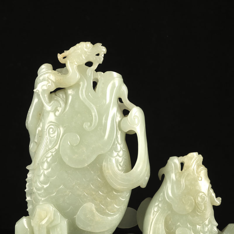 Double vase en jade néphrite pâle, chacun en forme de carpe-dragon émergeant des flots, Chine, h. 20 - Image 4 of 6