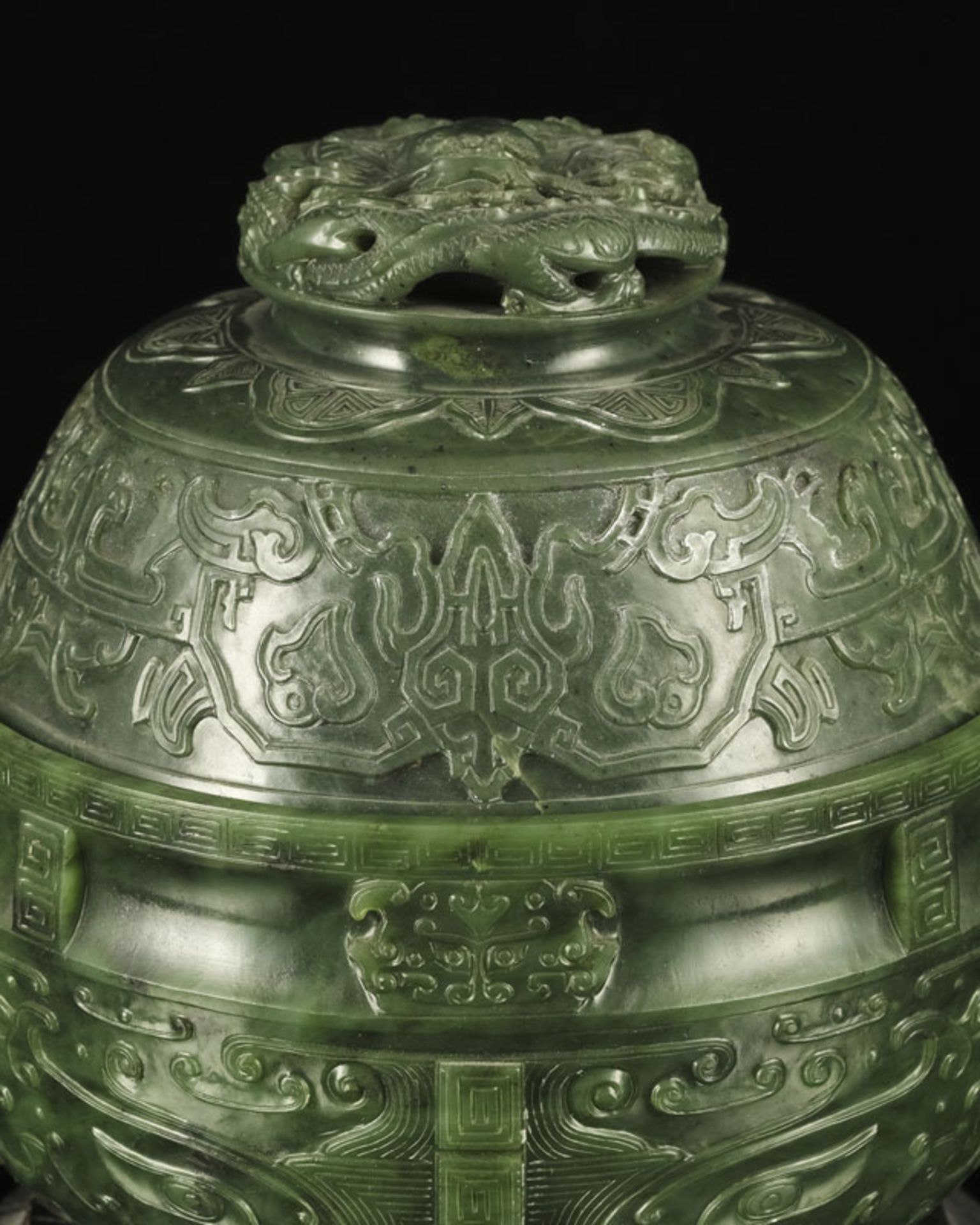 Brûle-parfum en jade épinard, Chine, décor archaïsant, diam. 13 cm (intérieur), l. 22 cm Spi - Image 8 of 11