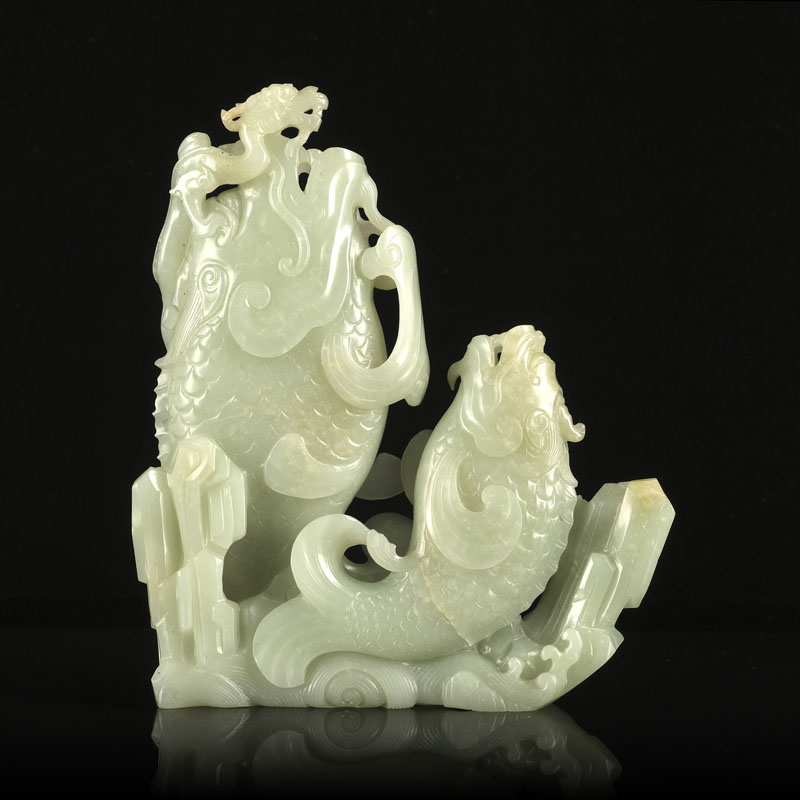 Double vase en jade néphrite pâle, chacun en forme de carpe-dragon émergeant des flots, Chine, h. 20 - Image 2 of 6