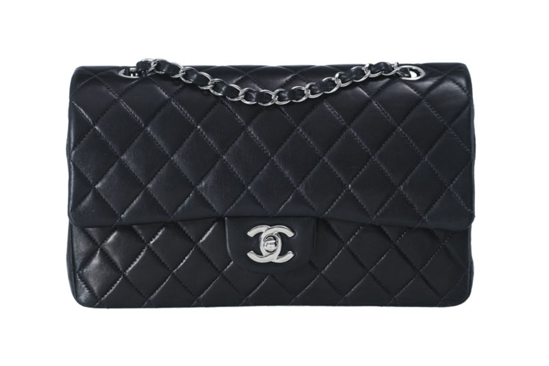 Chanel, sac Timeless classique a double rabat en cuir d'agneau noir matelassé, housse boîte cart d'a