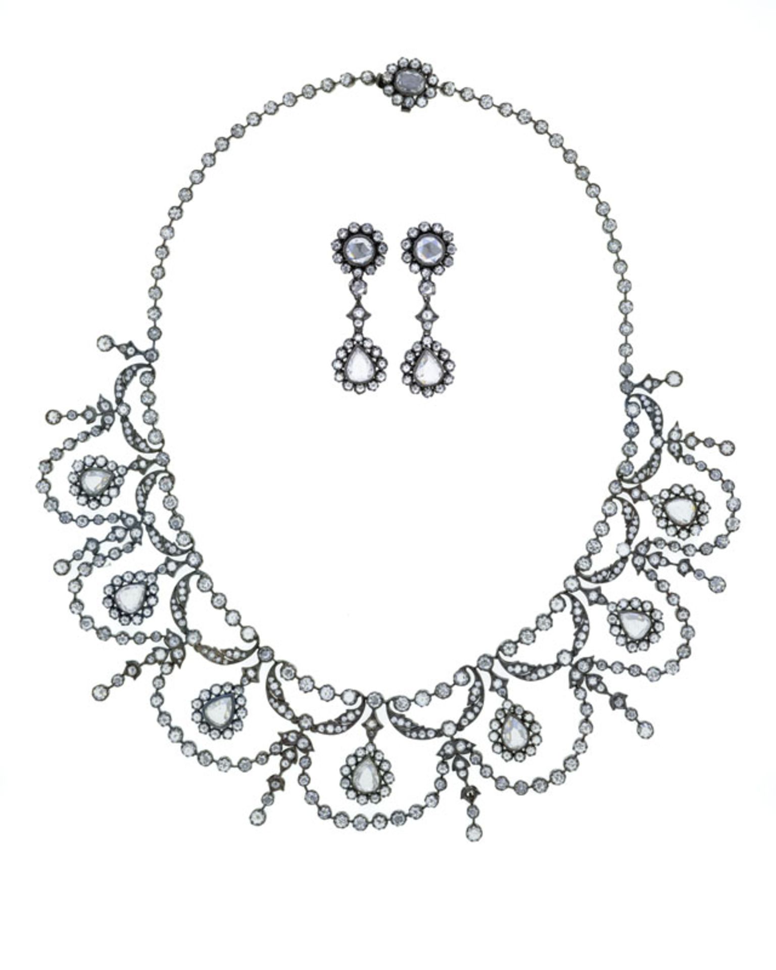 Un collier draperie et une paire de pendants d'oreilles de style XIXe s., or gris 750 noirci sertis