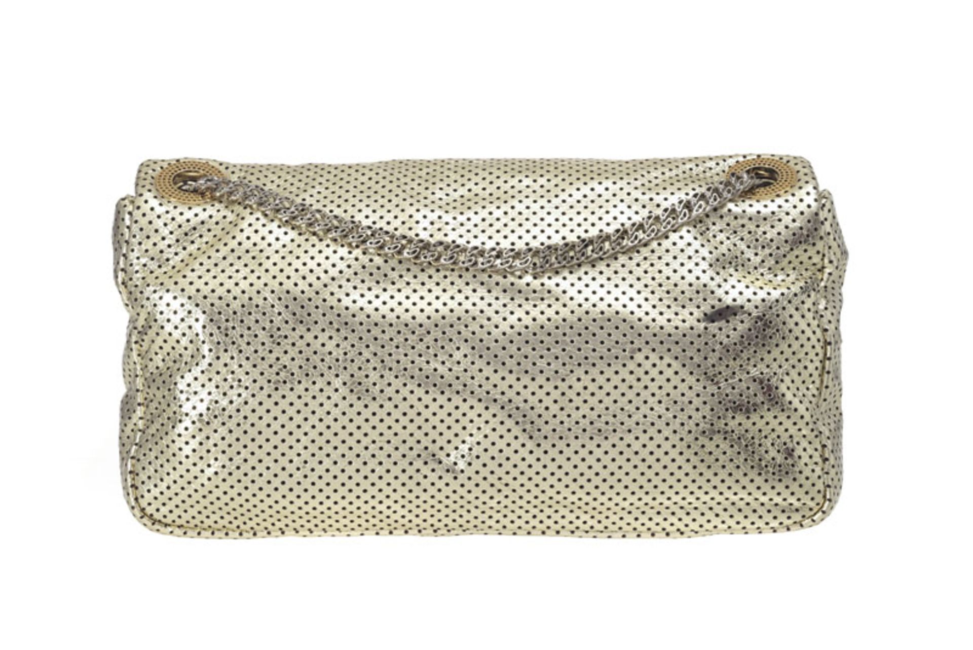 Chanel, sac 2.55 en cuir métallisé or et perforé, année 2009, rabat simple avec bandoulière à chaîne - Image 2 of 3