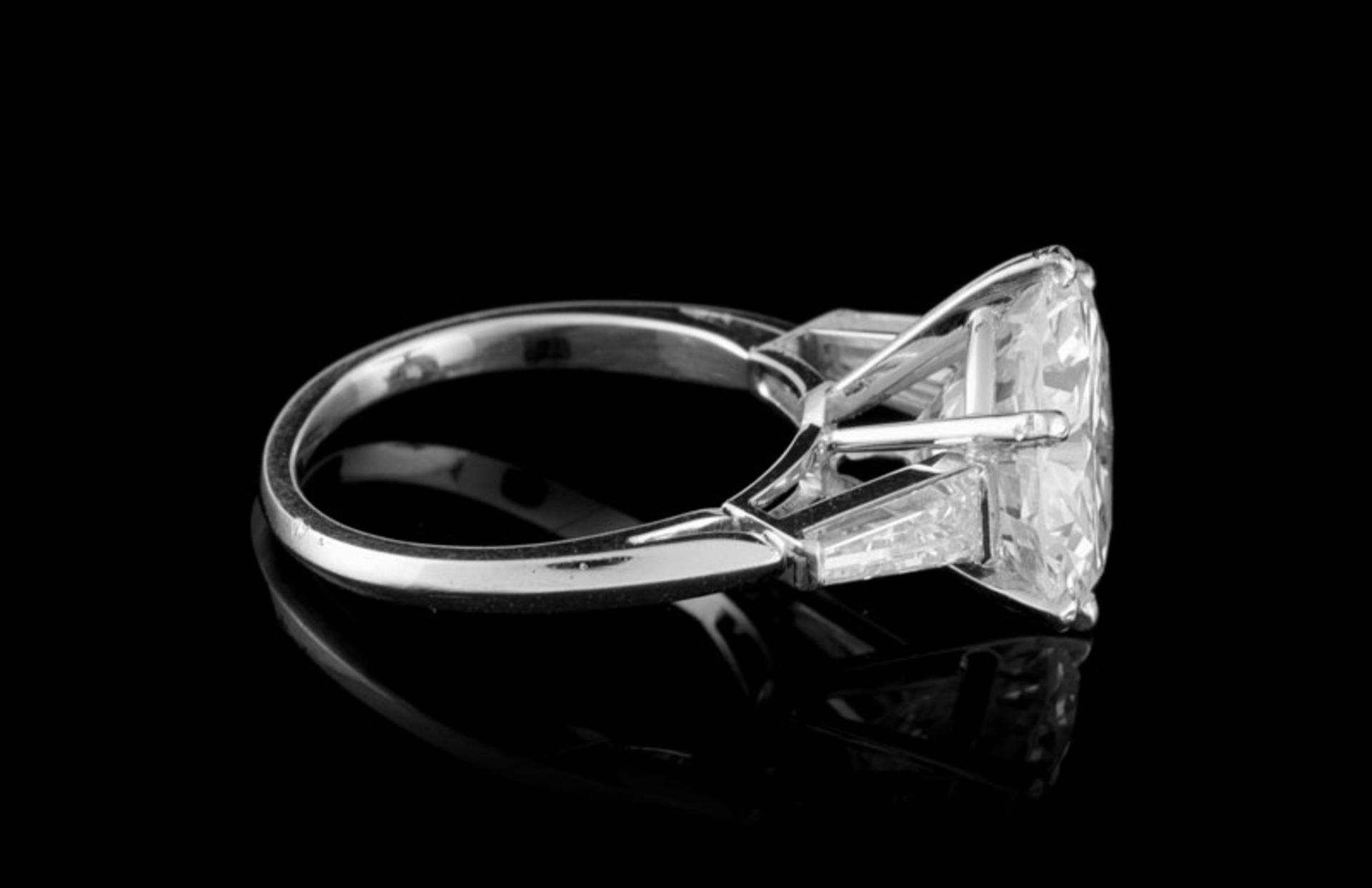 Bague platine sertie d'un diamant taille brillant de 4.54 carats épaulé de diamants taille trapèze, - Image 3 of 9