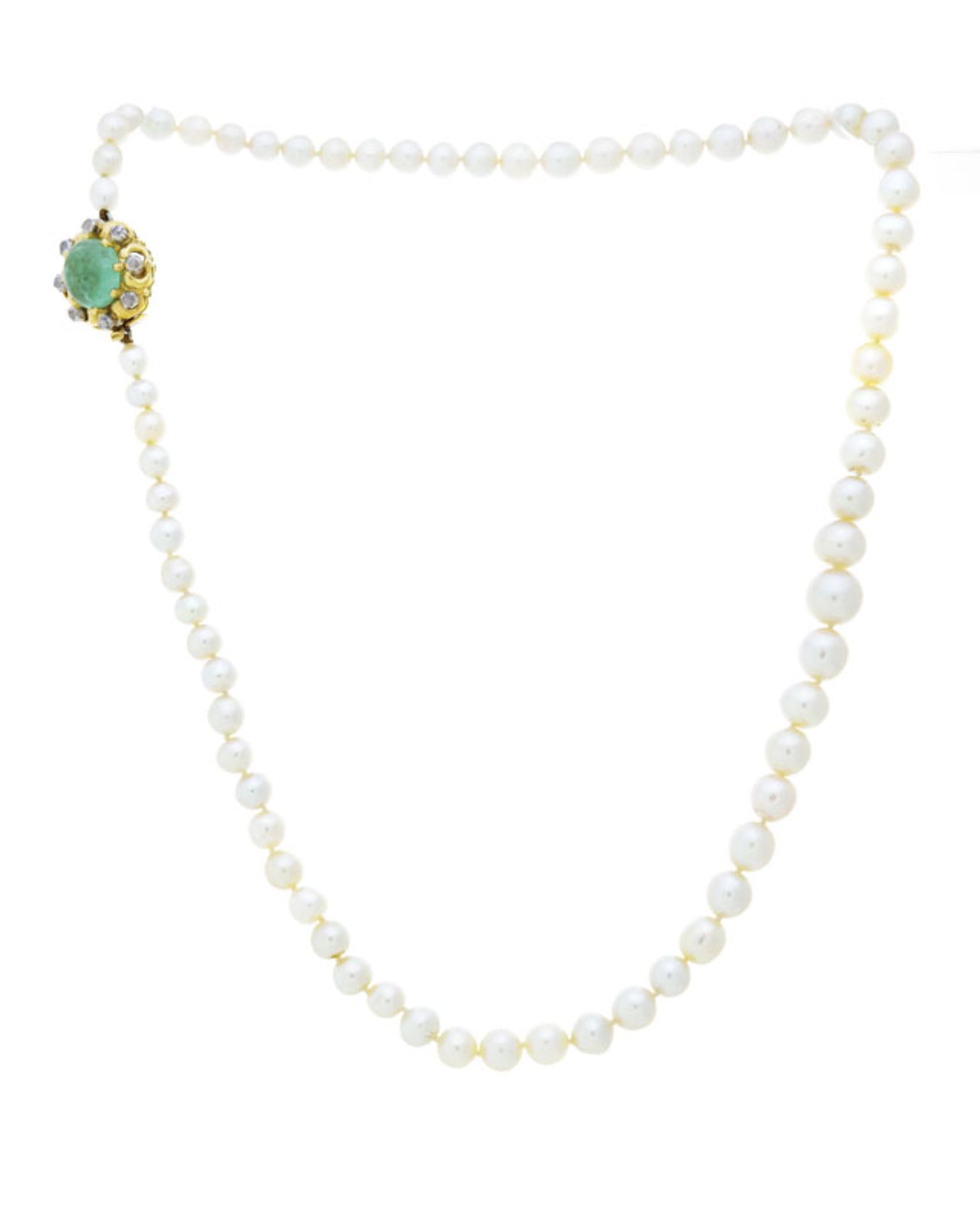 Collier 1 rang de perles blanches naturelles, fermoir XIXe s. 2 ors serti d'un cabochon d'émeraude e