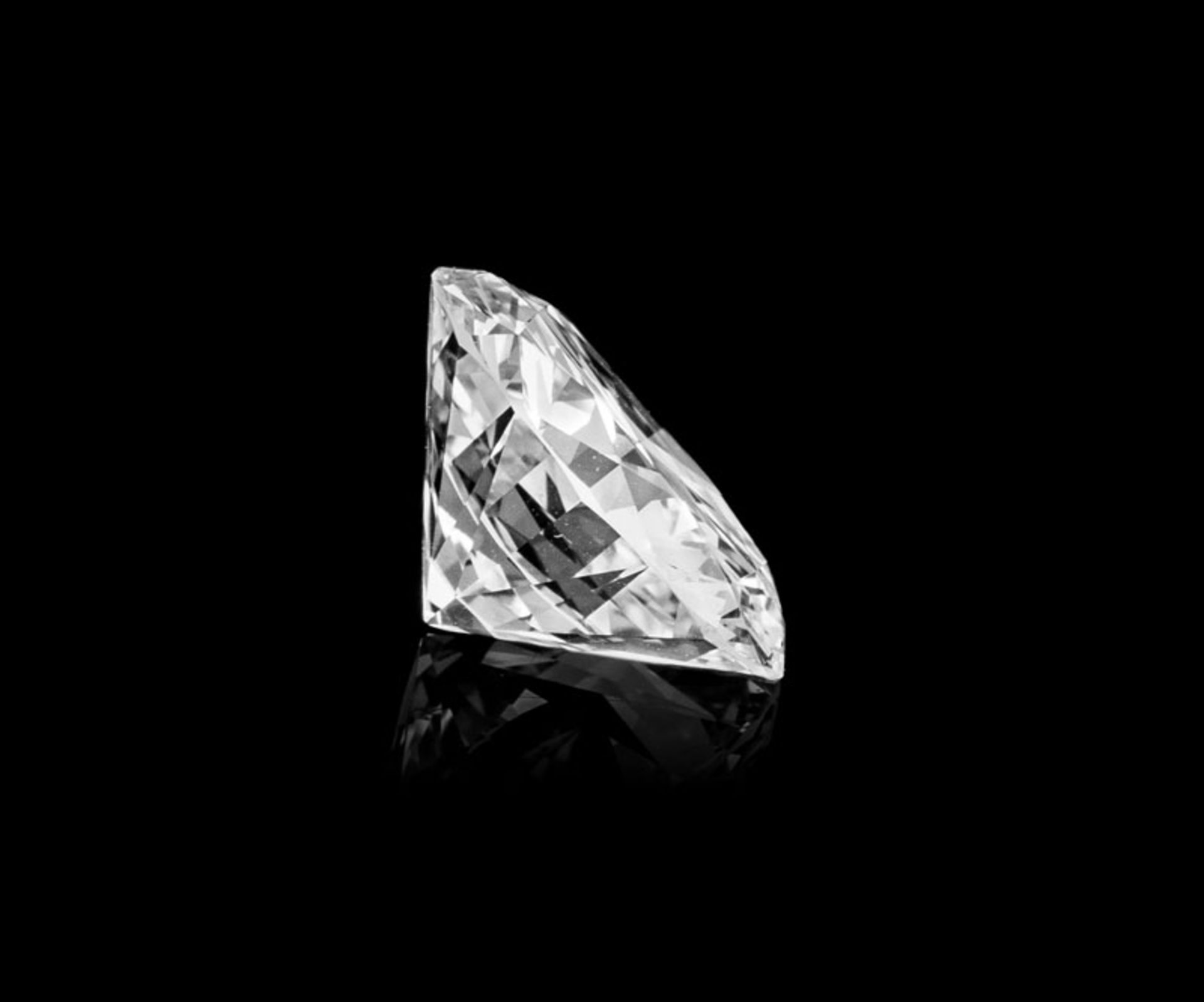 Bague platine sertie d'un diamant taille brillant de 4.54 carats épaulé de diamants taille trapèze, - Image 6 of 9