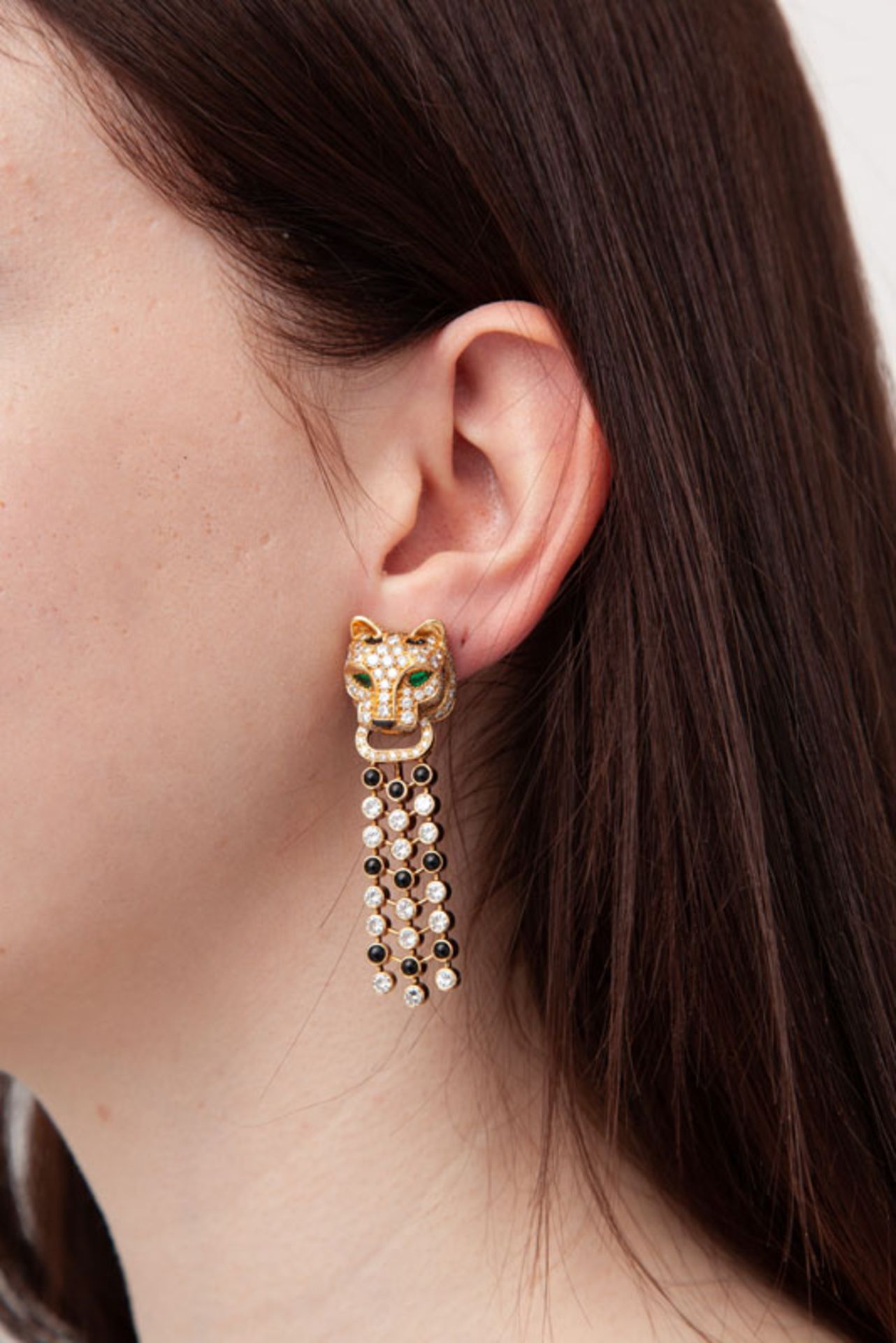 Cartier, paire de pendants d'oreilles panthères en or 750 pavés de diamants taille brillant, d'onyx - Image 4 of 5