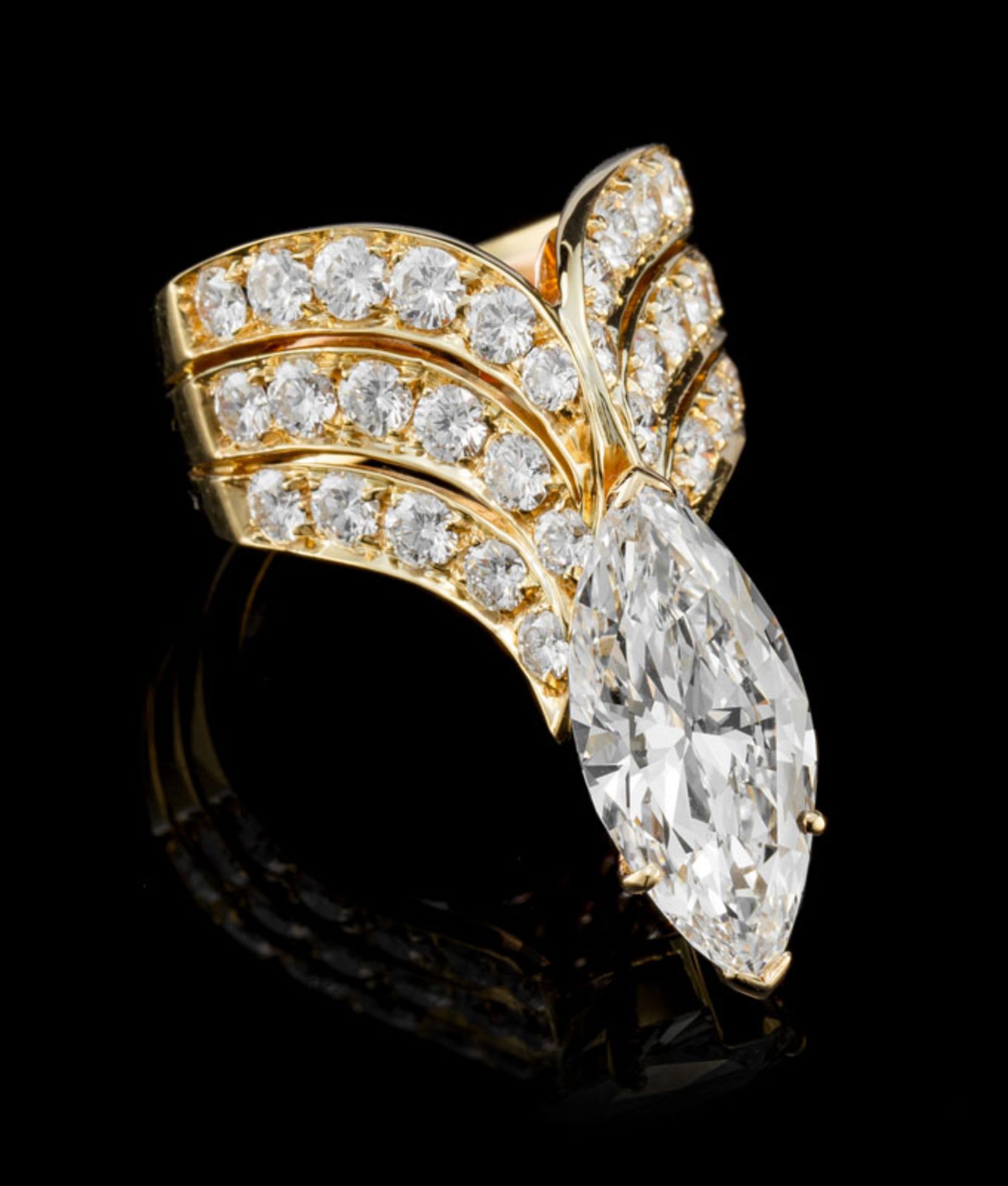 Bague or 750 à décor d'ailes stylisées serties de diamants se rejoingnant sous un diamants taille ma - Image 2 of 8