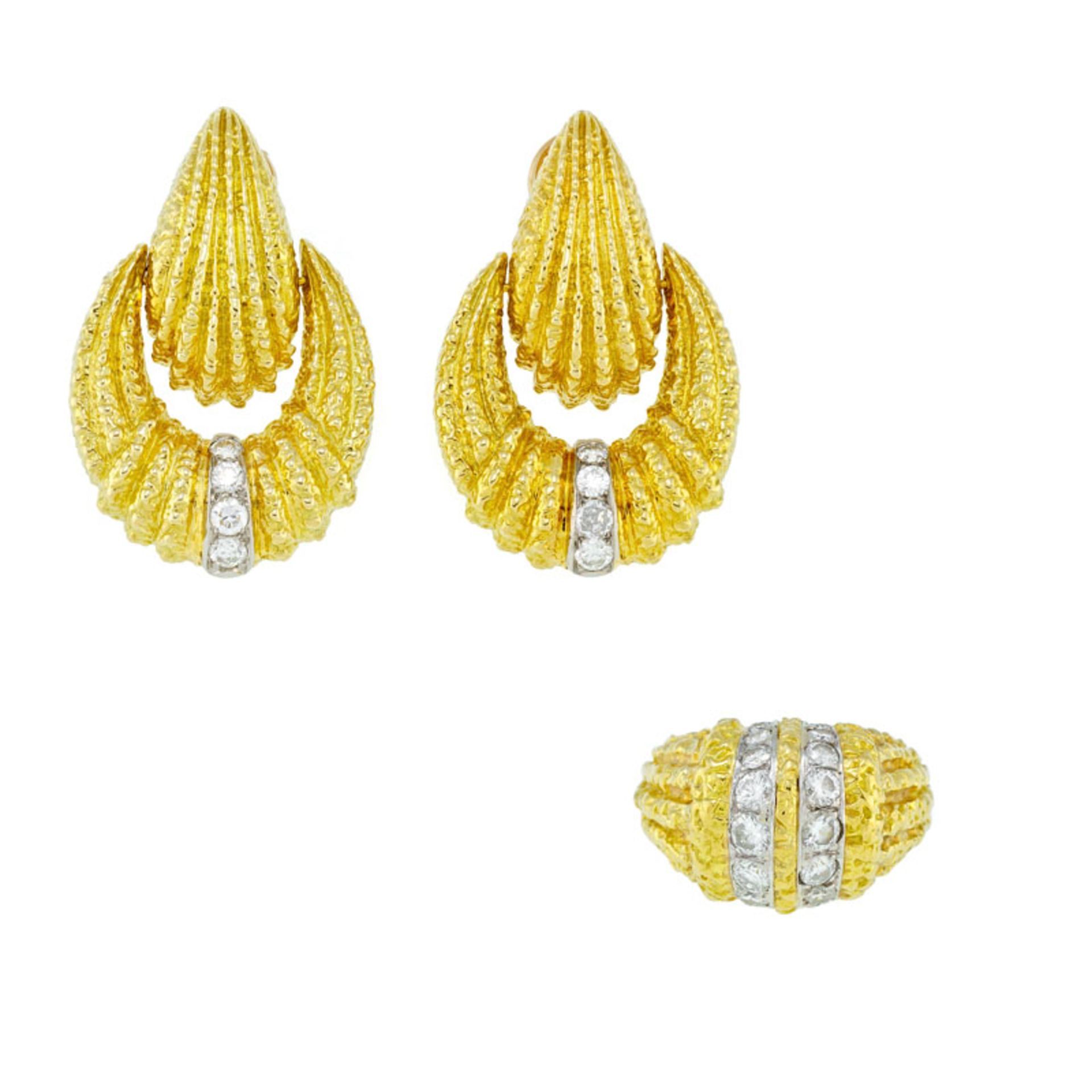 Van Cleef & Arpels, paire de clips d'oreilles années 1970, or 750 texturé sertis de diamants, on joi