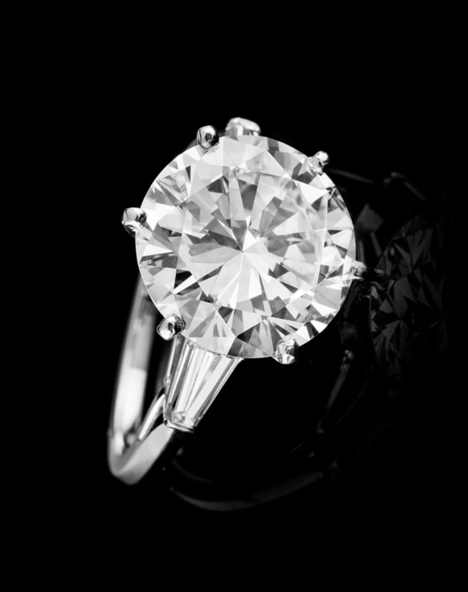 Bague platine sertie d'un diamant taille brillant de 4.54 carats épaulé de diamants taille trapèze, - Image 2 of 9