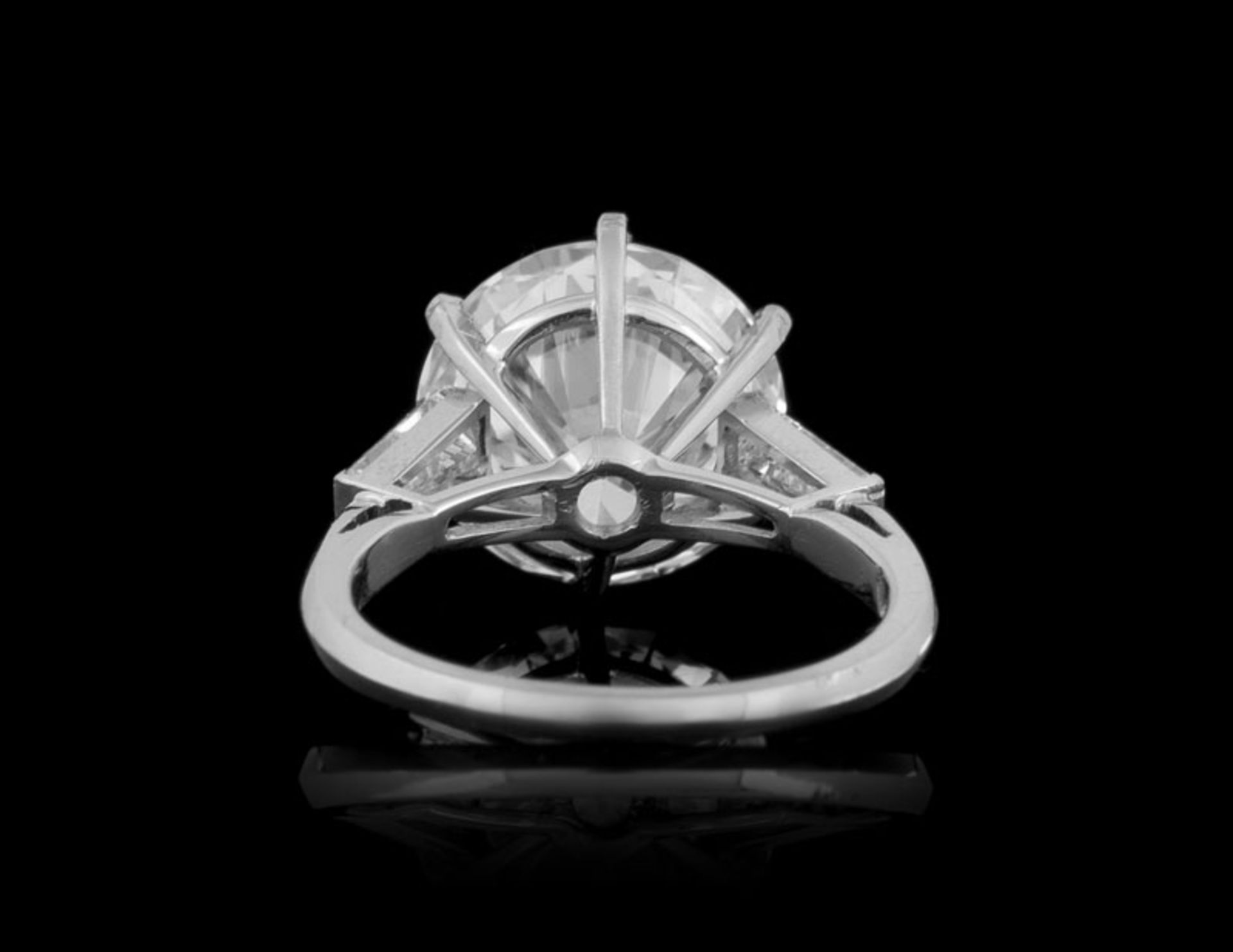 Bague platine sertie d'un diamant taille brillant de 4.54 carats épaulé de diamants taille trapèze, - Image 4 of 9