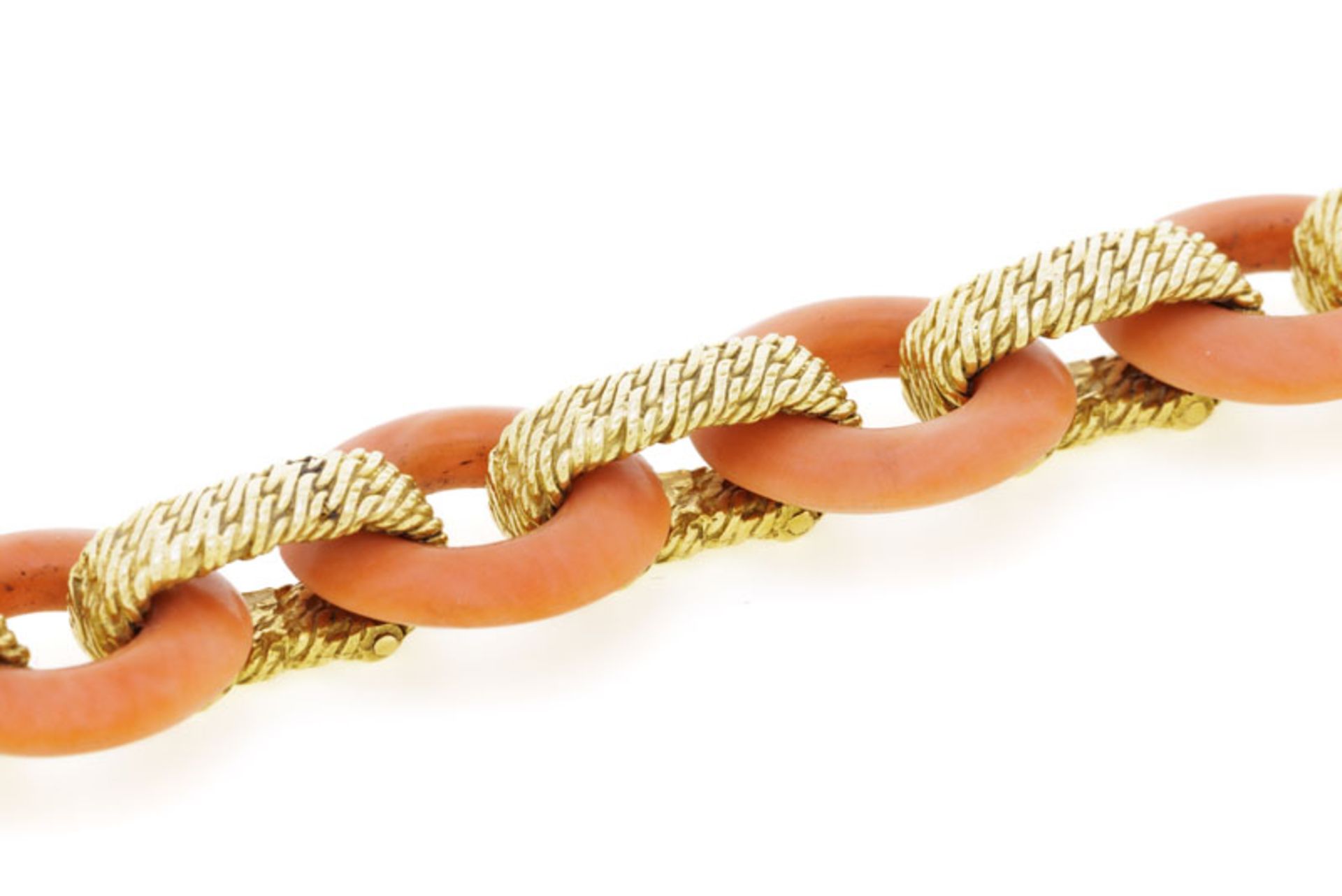 Van Cleef & Arpels, bracelet années 1970 or 750 à maillons texturés alternés d'anneaux de corail - Image 2 of 5
