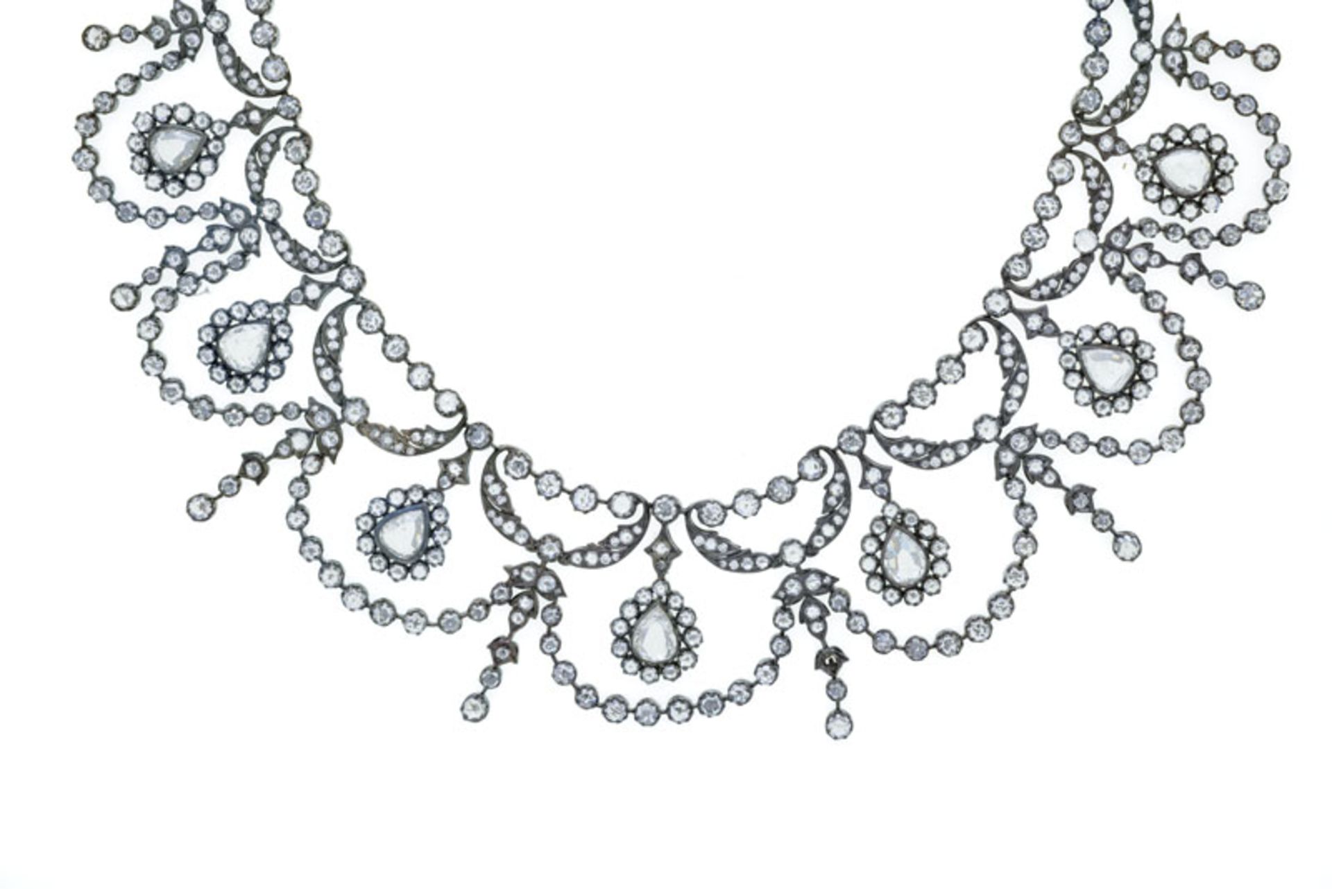 Un collier draperie et une paire de pendants d'oreilles de style XIXe s., or gris 750 noirci sertis - Bild 2 aus 6